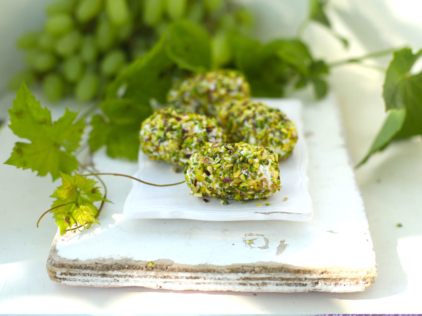 Naturasi-Ricette-Chicchi-di-uva-bianca-ricoperti-di-ricotta-e-granella-di-pistacchio