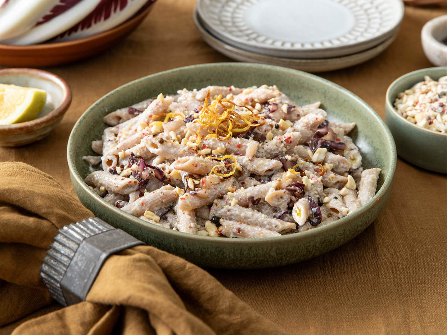 NaturaSi-Ricette-Penne con crema di radicchio, ricotta e anacardi al rosmarino 2