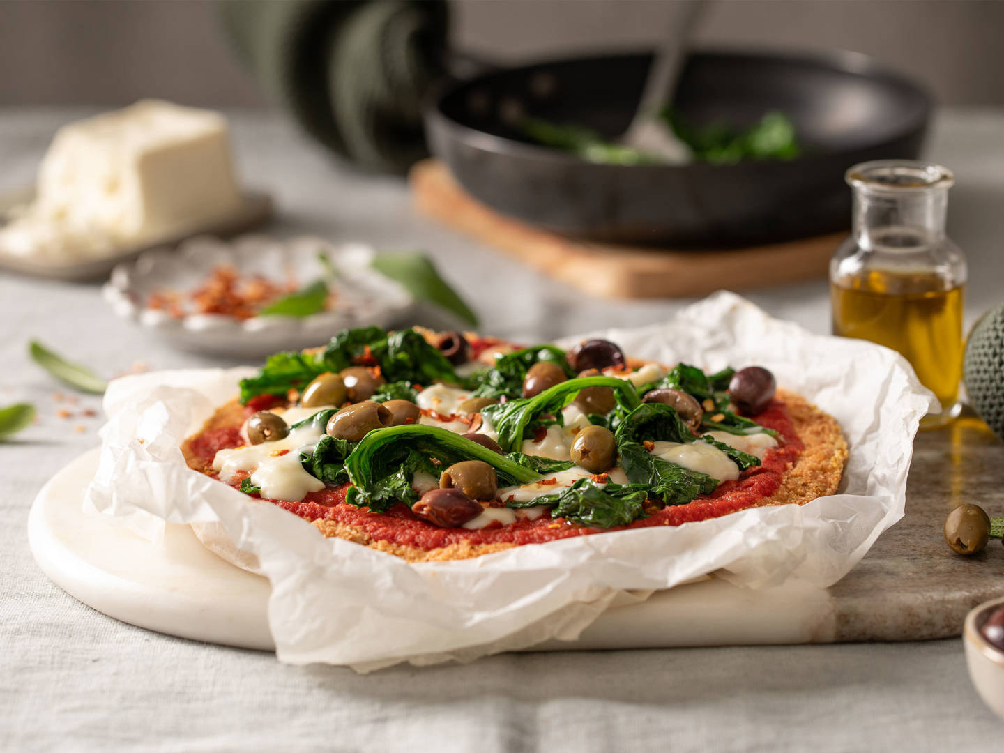 NaturaSi-Ricette-Pizza di cavolfiore con pomodoro, cime di rapa, olive e stracchino