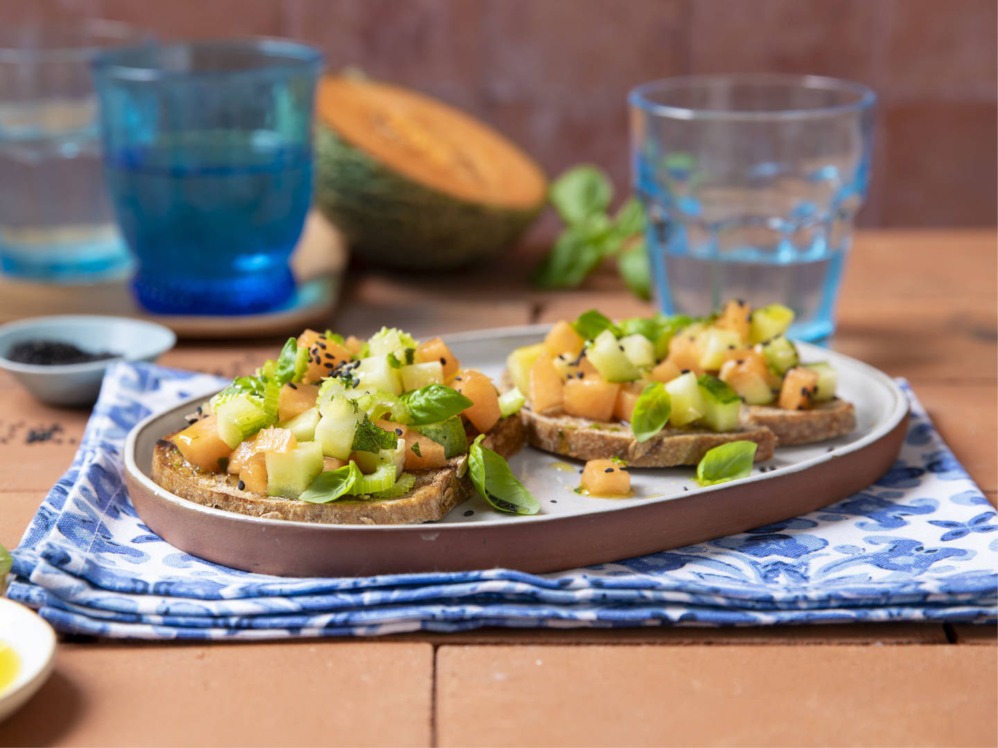 NaturaSi-Ricette-Bruschetta estiva con cetrioli melone e sedano