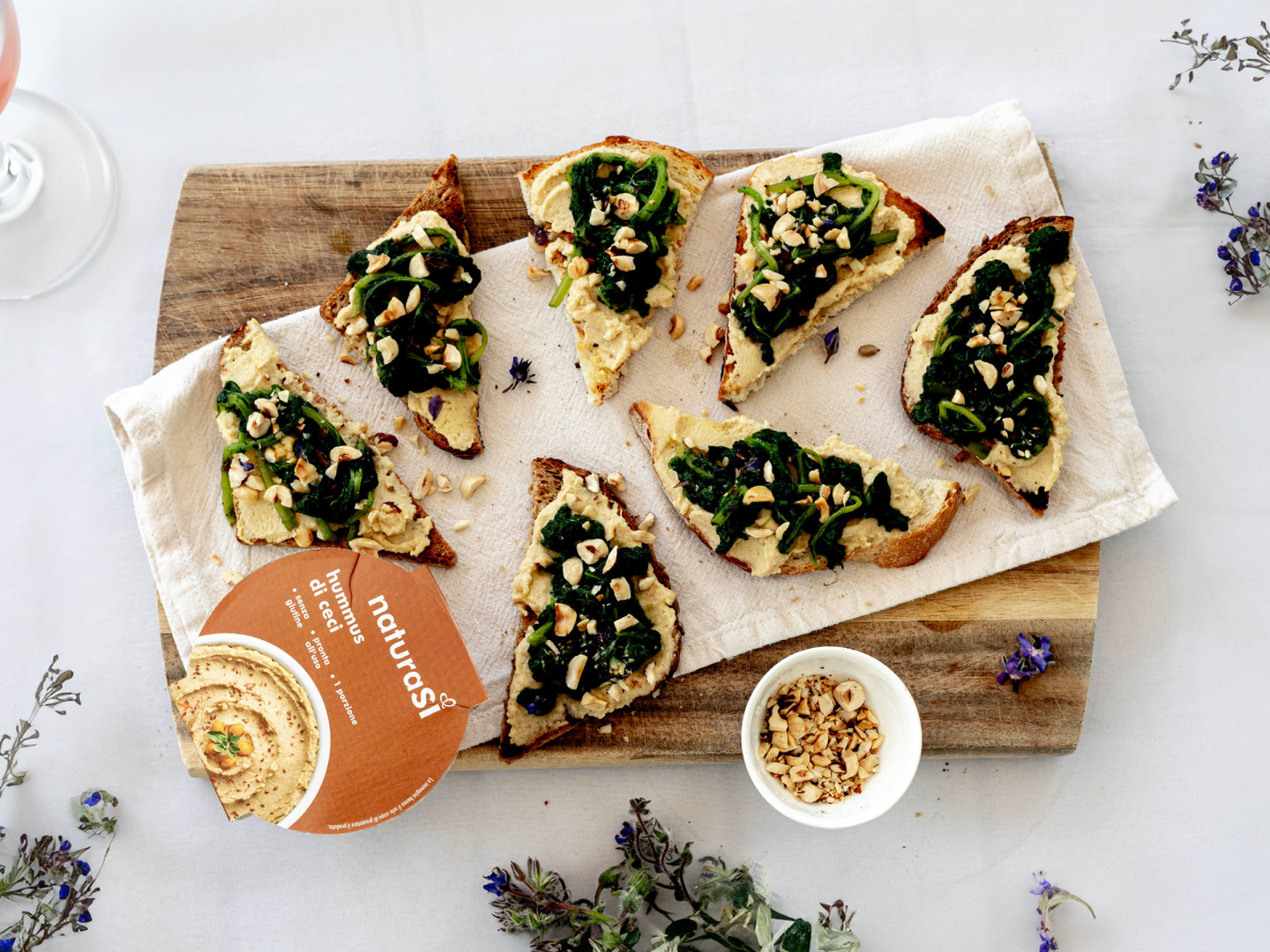 Crostini con hummus e borragine