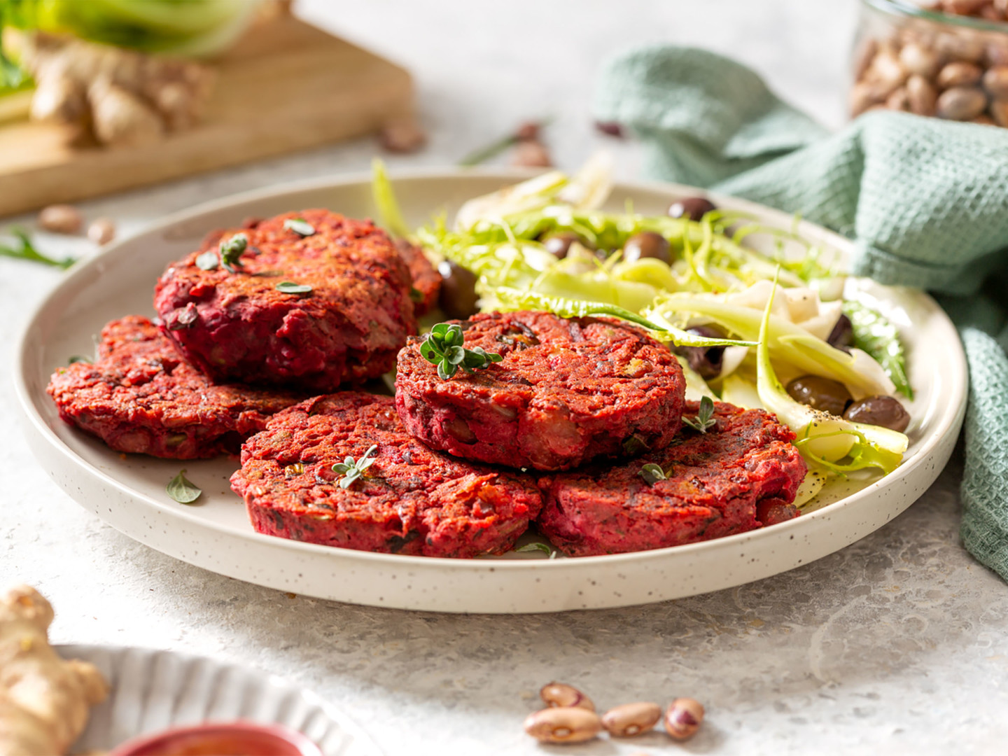 NaturaSi Ricette Burger di borlotti e barbabietola con insalata di puntarelle e olive