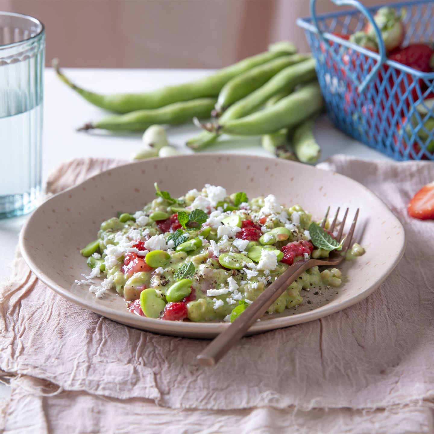 NaturaSi-Ricette- 0004 Orzotto di primavera alle fragole con fave e feta al profumo di menta.jpg