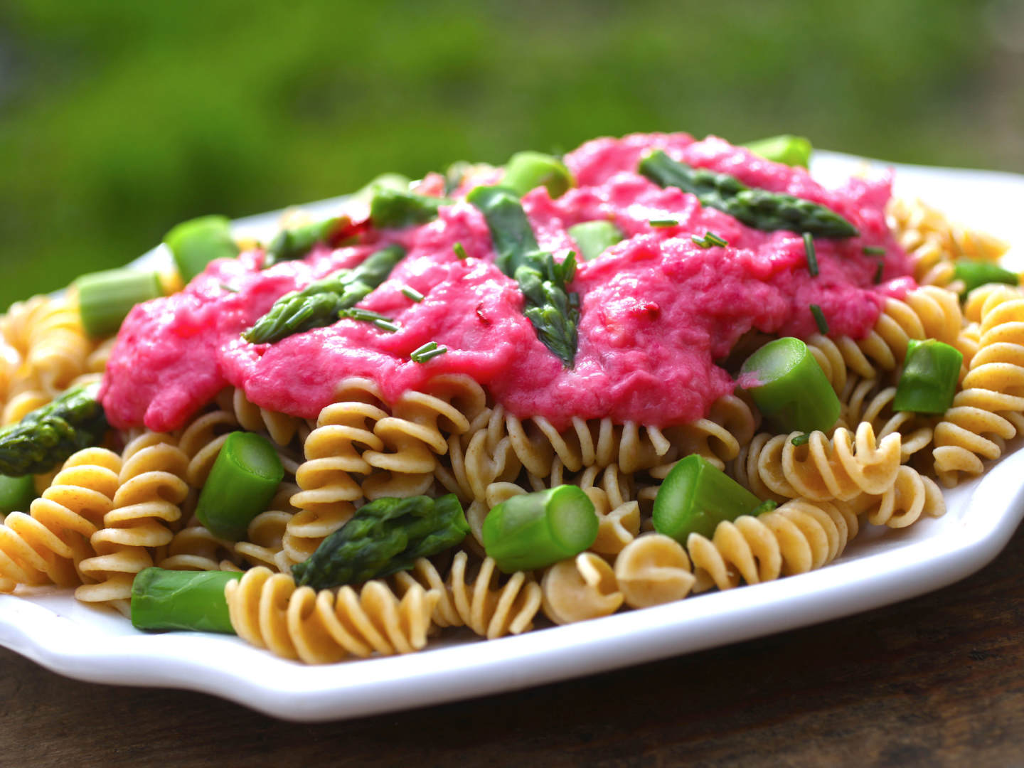 NaturaSi-Ricette-Fusilli-agli-asparagi-con-crema-di-rapa-rossa