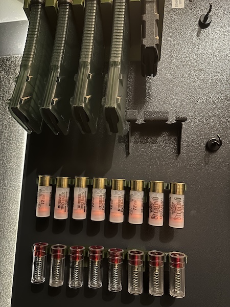 Organizer na drzwi do szafy na broń. Neodymowe magnesy, uchwyt na magazynki do karabinu AR i na naboje do strzelby.