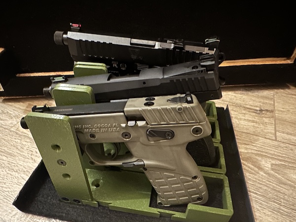 Organizery na broń krótką do szafy na broń. Czy wiesz co to za pistolety?