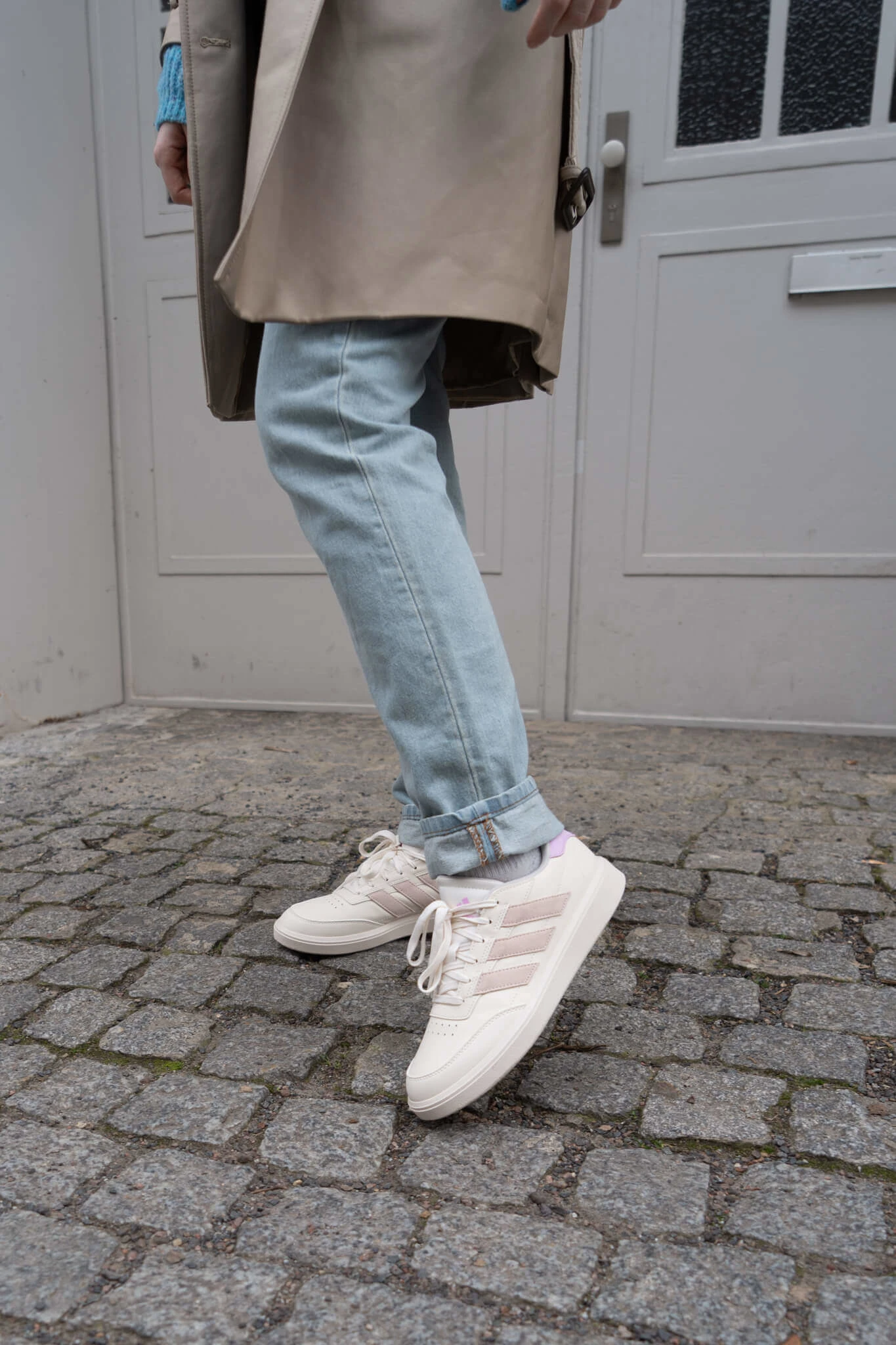 https://shoelove.deichmann.com/de-de/wp-content/uploads/2024/03/Trenchcoat-und-Mom-Jeans-4.jpg