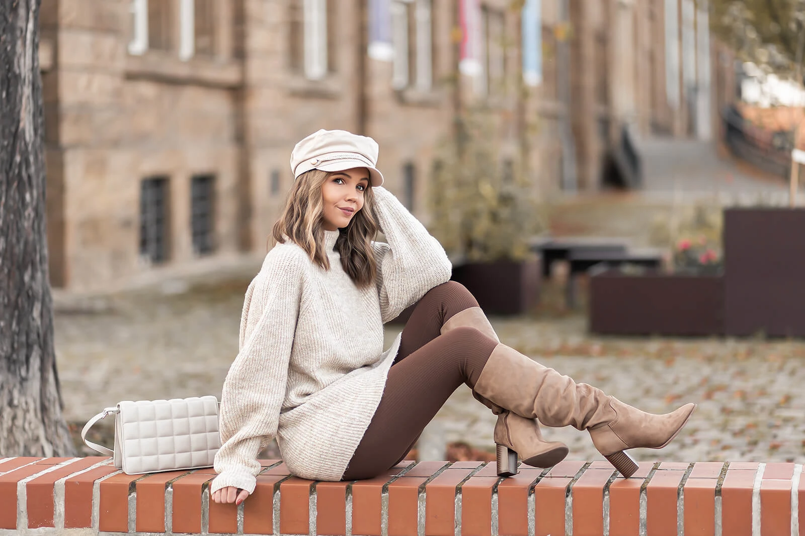 Oversize Pullover, Herbstoutfit mit weitem Strickpullover und Stiefeln, Pullover Trends 2022, Shoelove by Deichmann