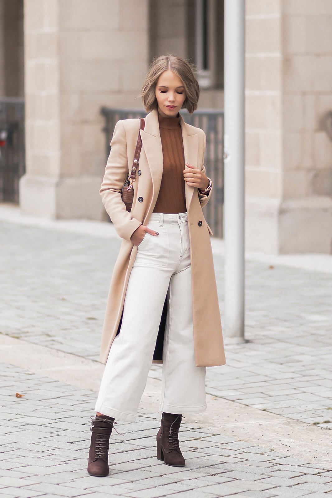 https://shoelove.deichmann.com/de-de/wp-content/uploads/2021/09/herbst-klassiker-herbstoutfit-camel-coat-shoelove-by-deichmann2.jpg