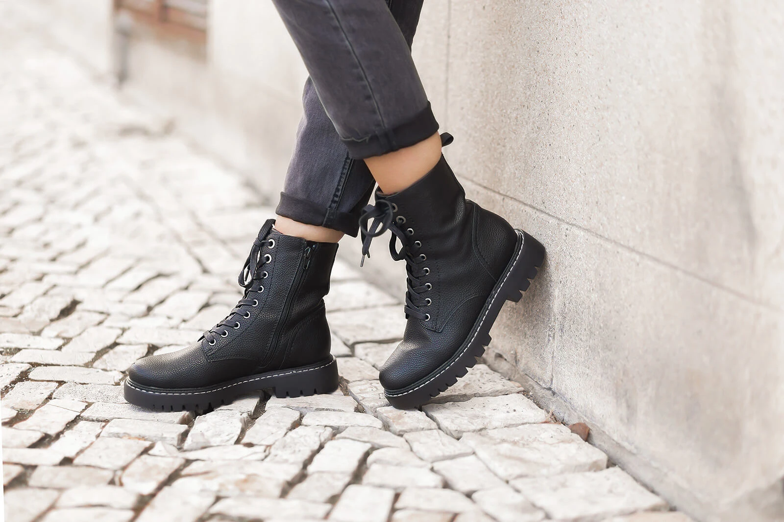 Chunky Boots stylen, Frühlingsoutfit mit Lederjacke, derbe Schnürboots, Shoelove by Deichmann