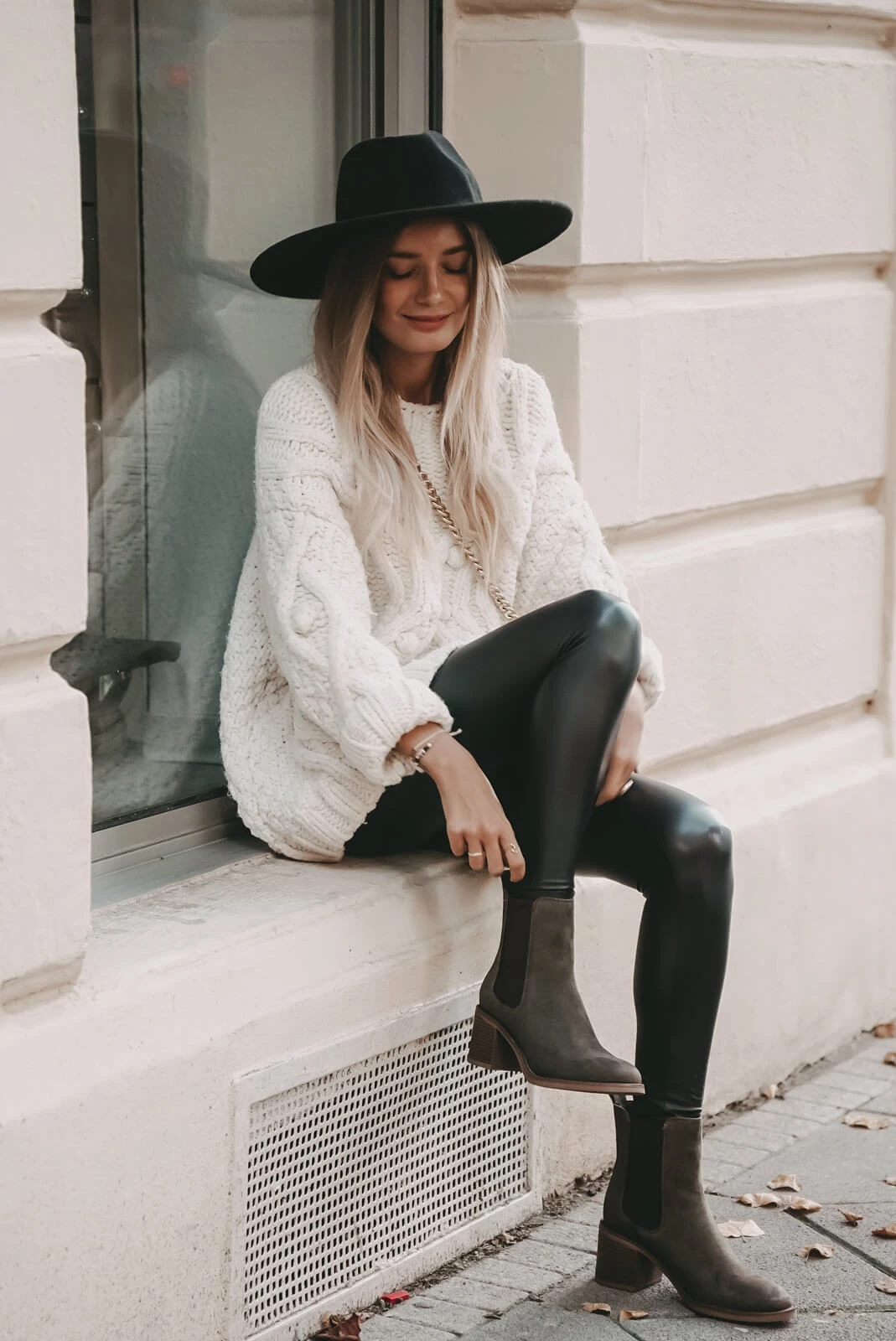 https://shoelove.deichmann.com/de-de/wp-content/uploads/2022/10/Strickpulli-Herbst-Outfit-Lederleggings-4.jpg