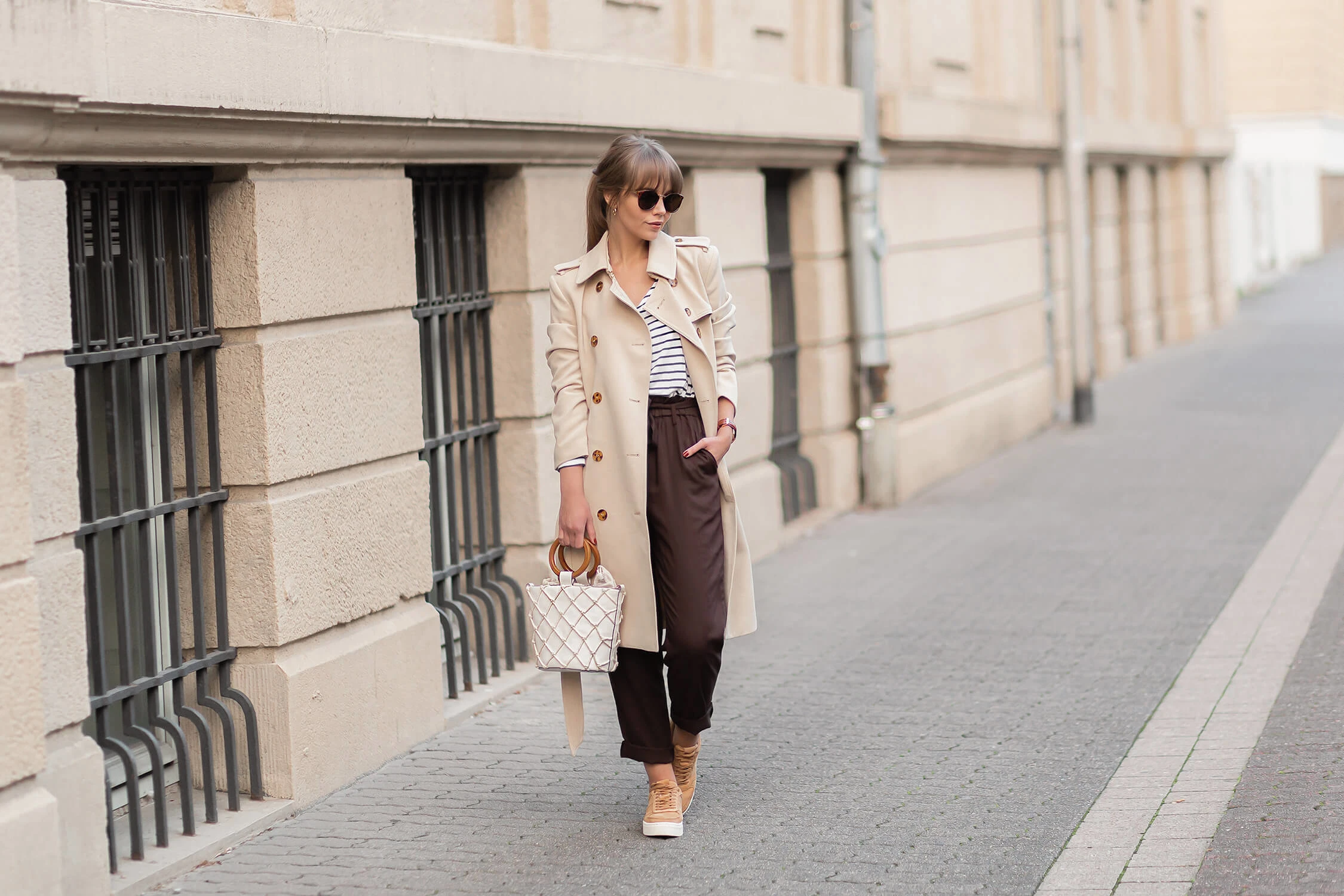 Paperbag Hosen im Herbst stylen, Herbstoutfit mit brauner Paperbag Hose, Shoelove by Deichmann