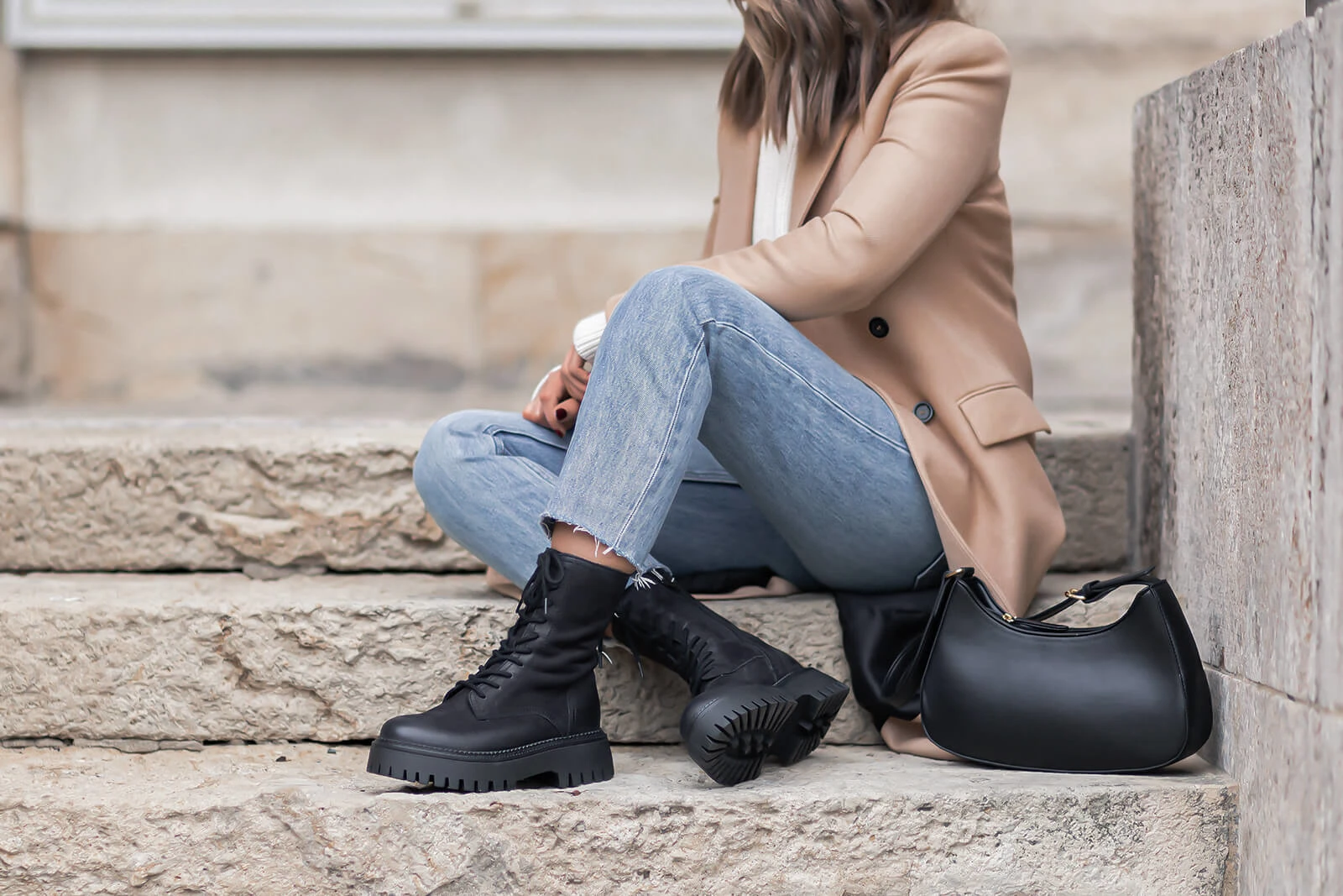 Jeans und Boots stylen, Winterlook mit derben Boots, schwarze Schnürboots, Shoelove by Deichmann