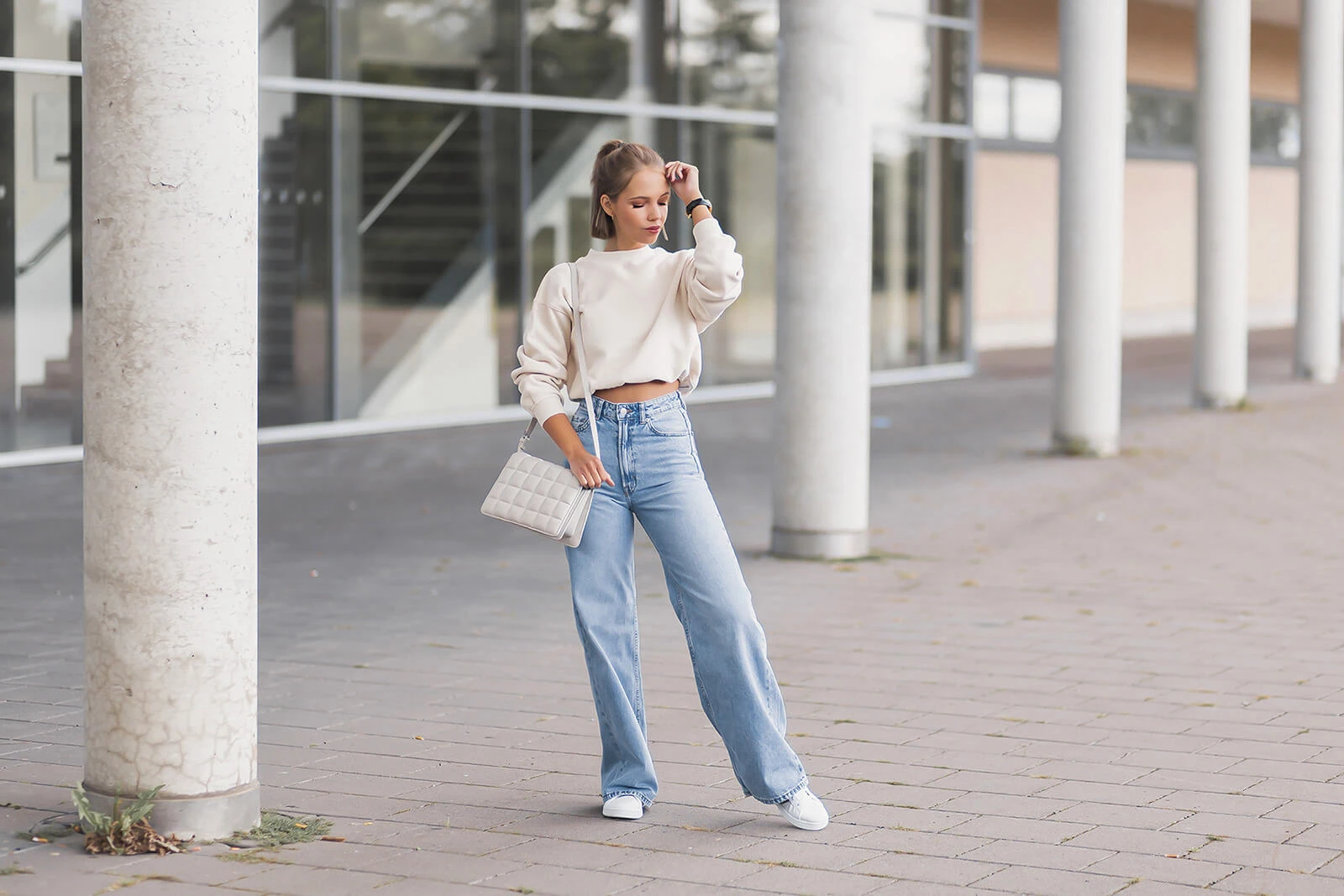 Wide Leg Pants kombinieren, Jeans Trend 2021, Wide Leg Jeans Outfit mit Sweater, weiße Sneaker, Shoelove by Deichmann