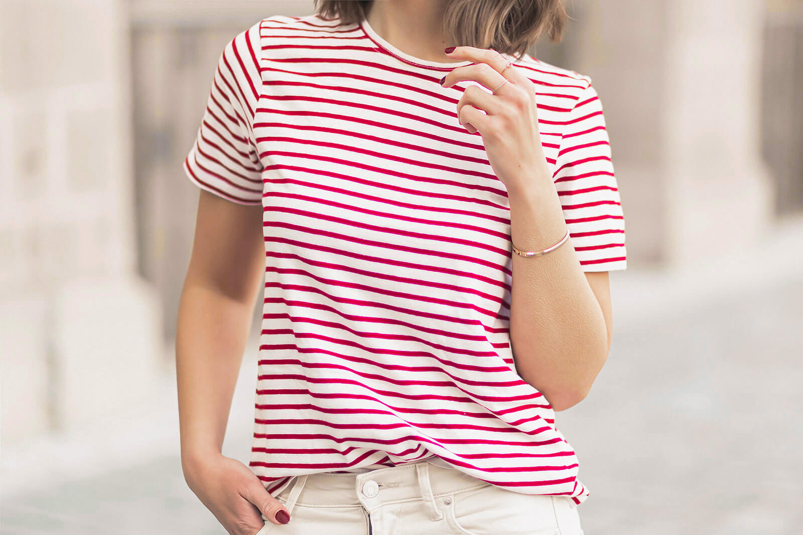 Streifen Shirts im Frühling kombinieren mit weißer Jeans und Stoffschuhen, Shoelove by Deichmann