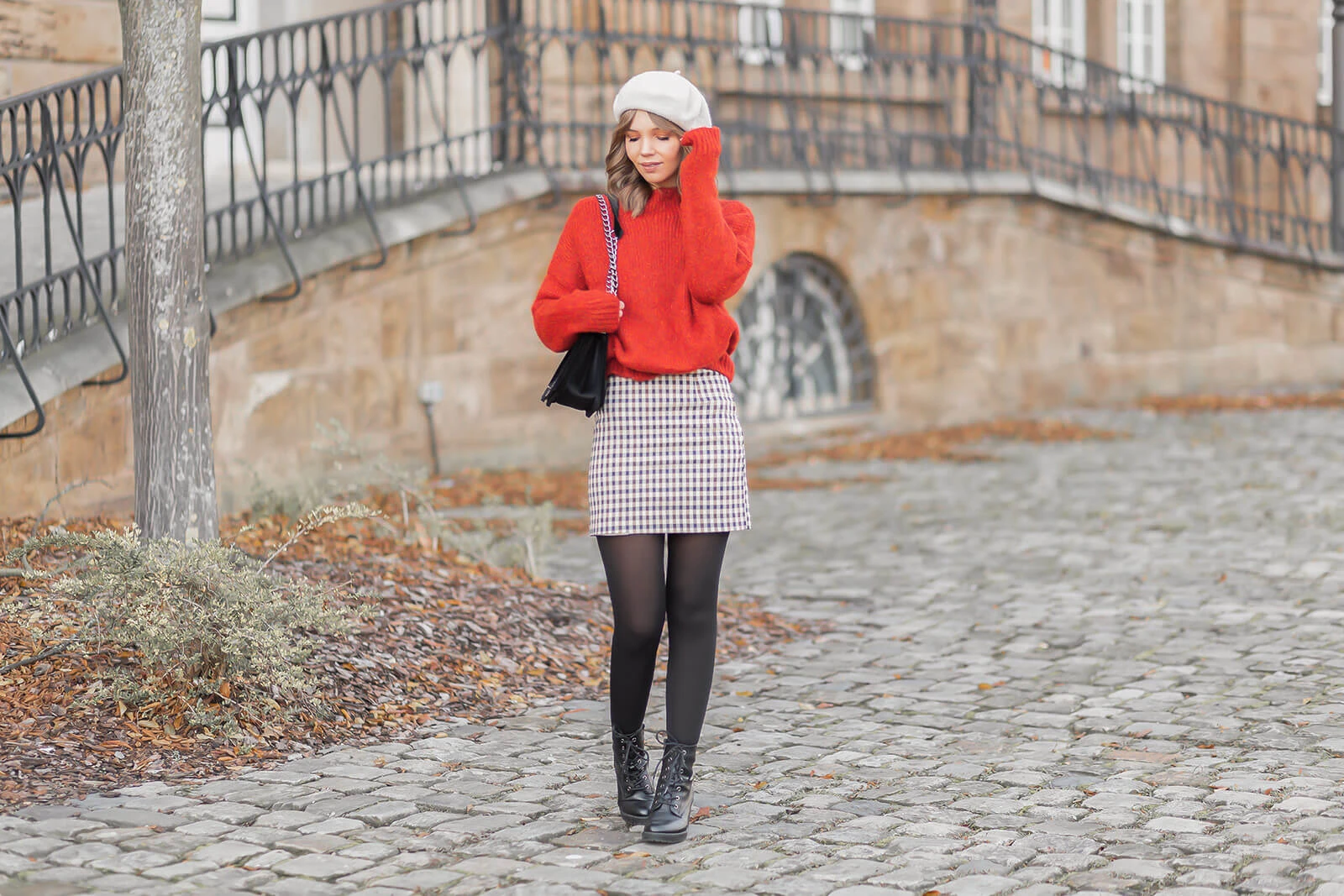 Casual Chic für die Festtage, Styling Inspiration, Weihnachtsoutfit, roter Pullover, karierter Rock, Schnürstiefeletten, Shoelove by Deichmann