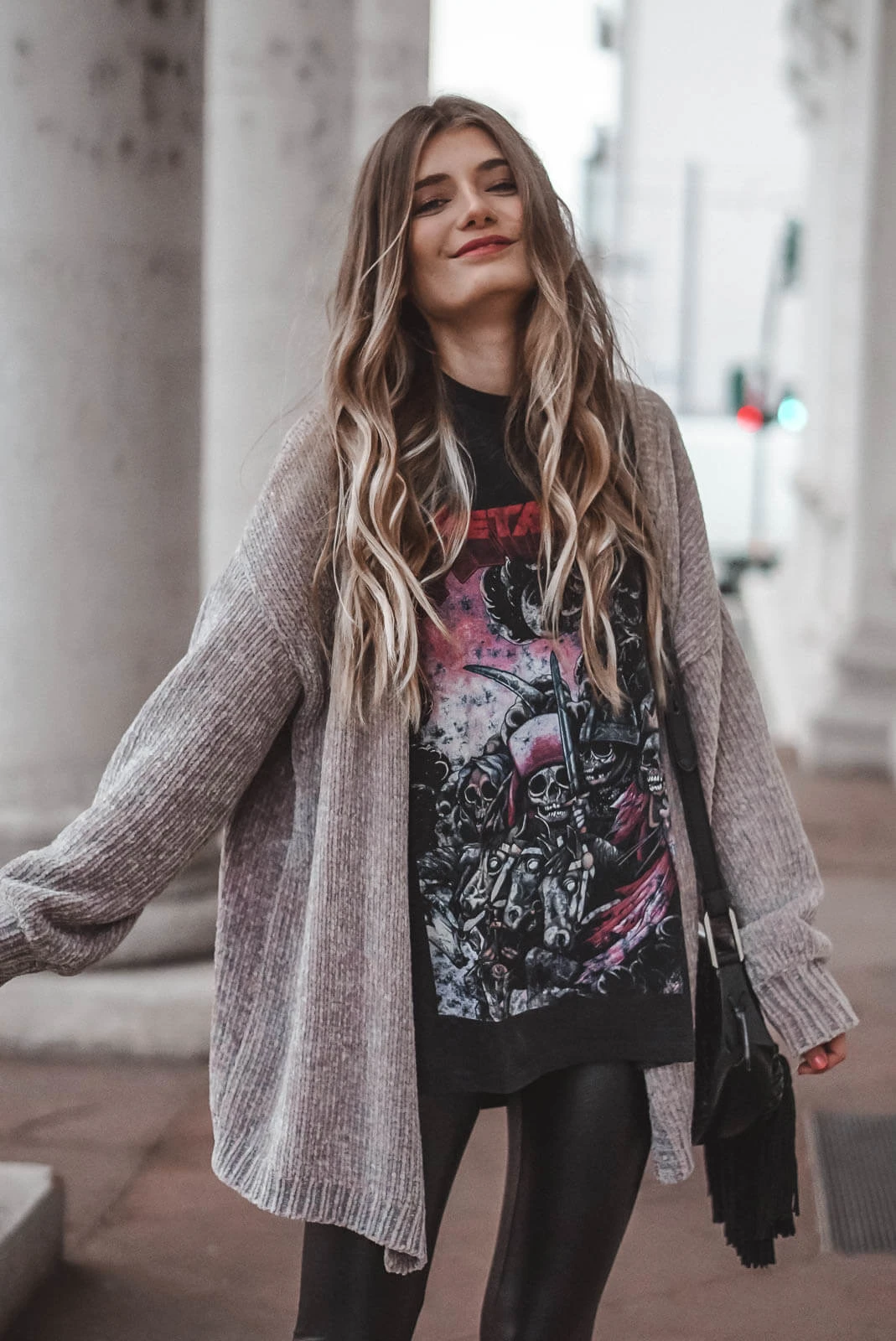 https://shoelove.deichmann.com/de-de/wp-content/uploads/2020/02/Band-Shirt-kombinieren-Outfit-3.jpg