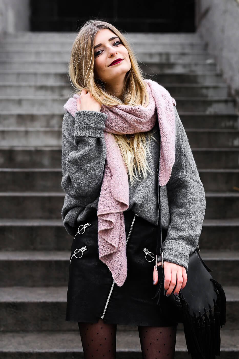 https://shoelove.deichmann.com/de-de/wp-content/uploads/Schal-Winter-Musthave-Outfit-Shoelove-15.jpg