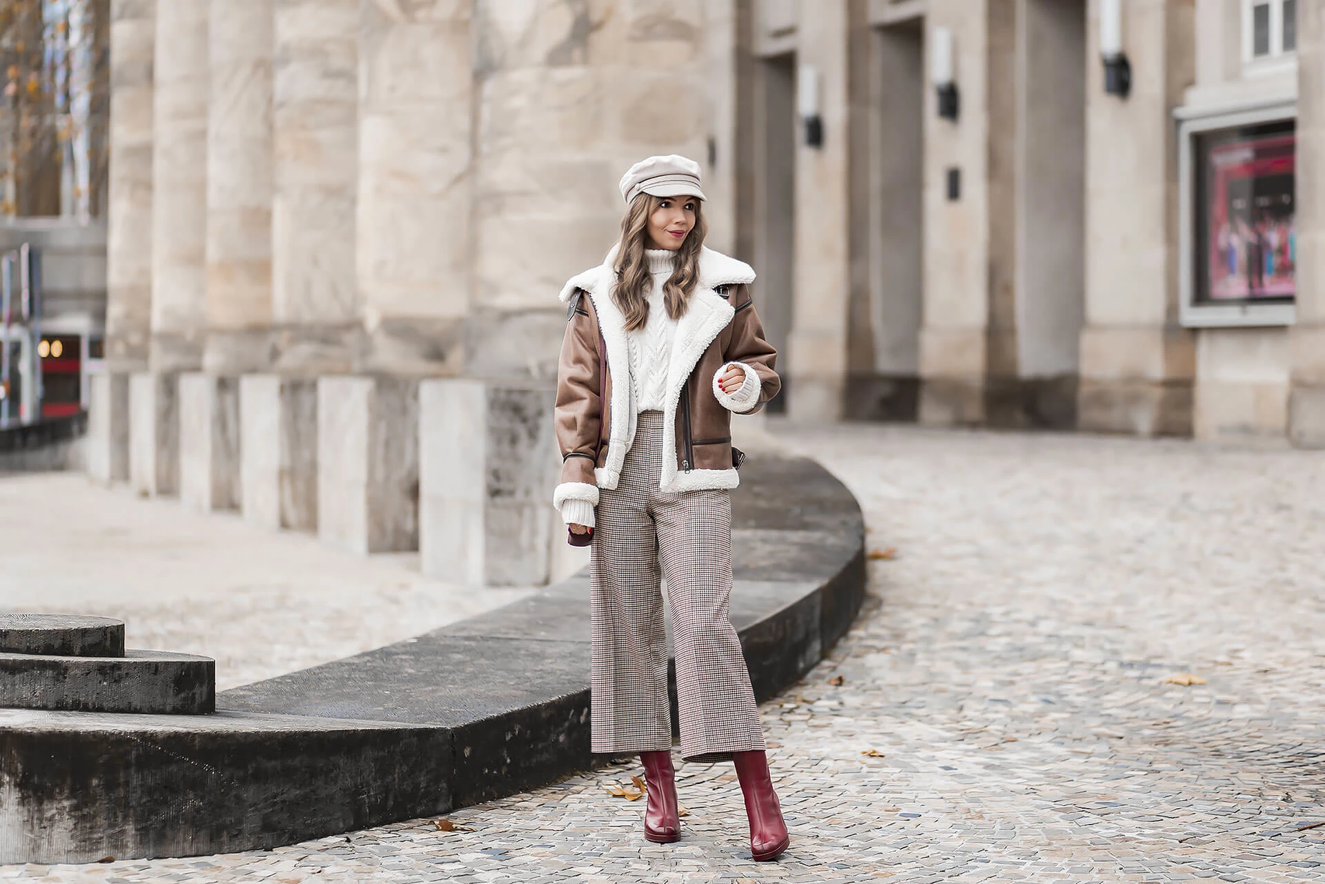 Outfit mit Stiefeletten in Bordeaux im Winter