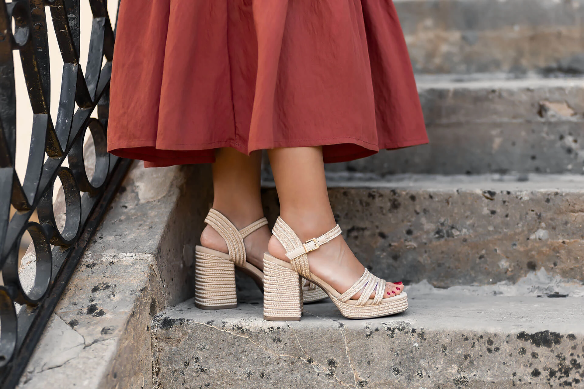 Sandalen aus Naturmaterialien - der Schuhtrend im Sommer