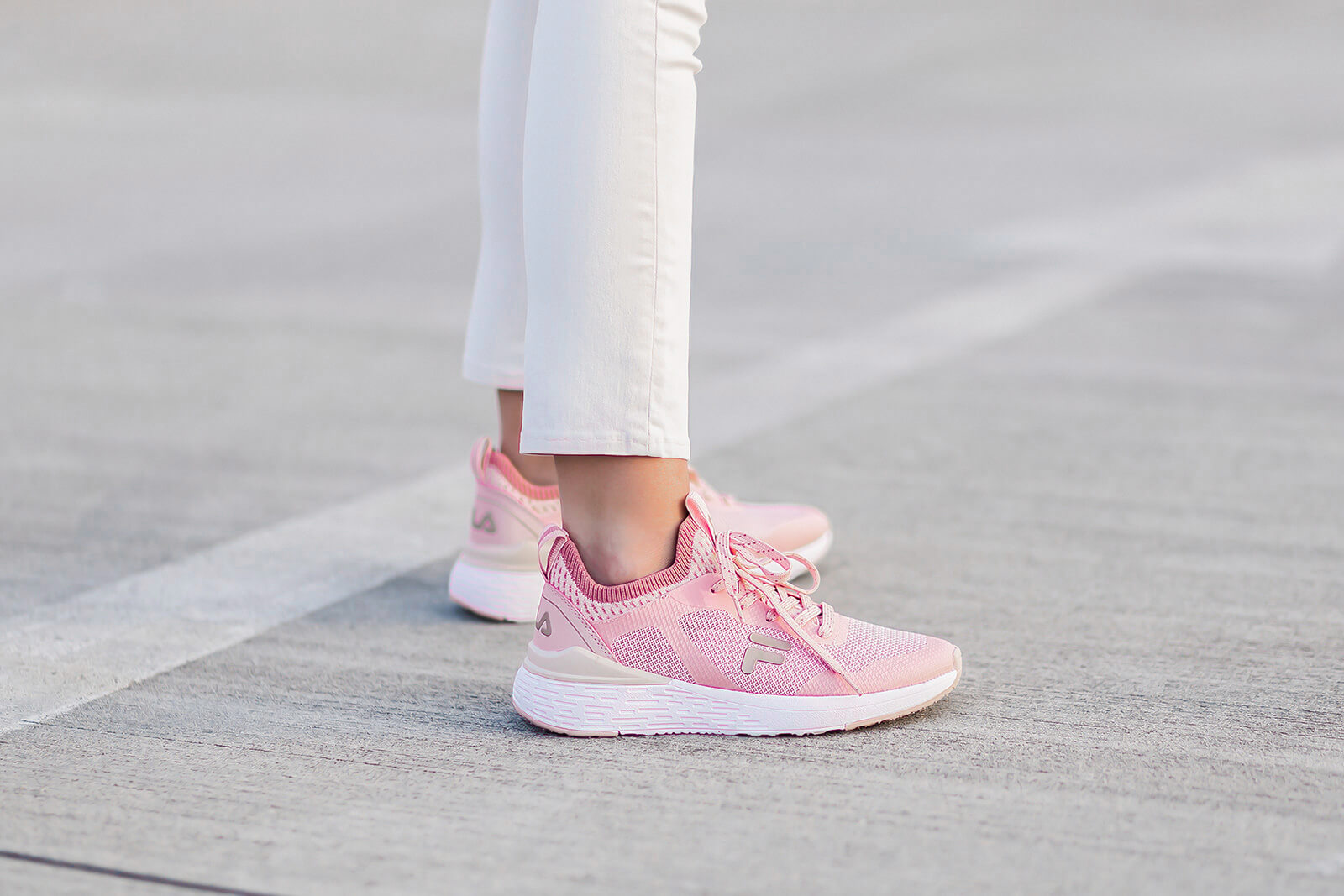 Sneaker in Pastellfarben, Schuhtrend 2022, Frühlingsoutfit mit rosa Sneaker, Shoelove by Deichmann