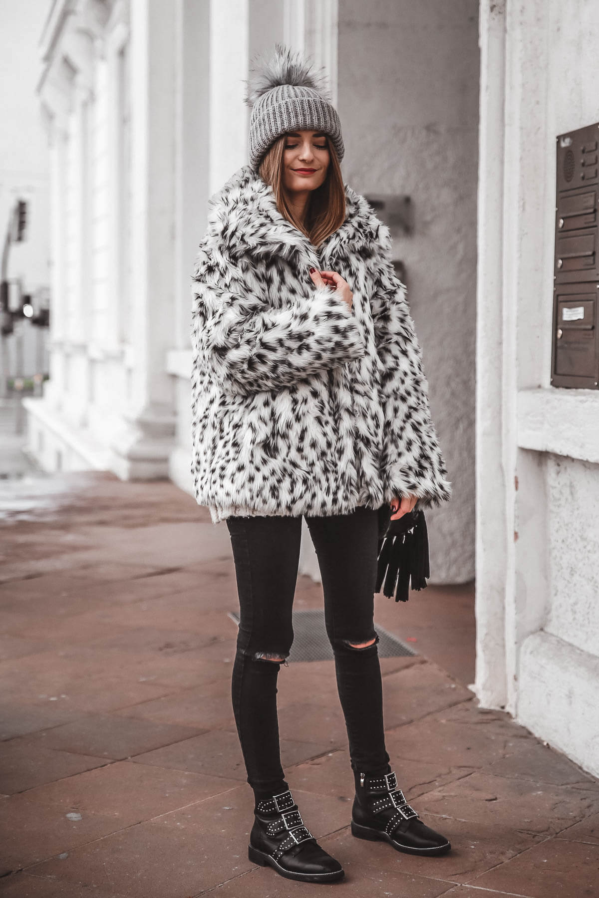 https://shoelove.deichmann.com/de-de/wp-content/uploads/Faux-Fur-Jacke-2.jpg