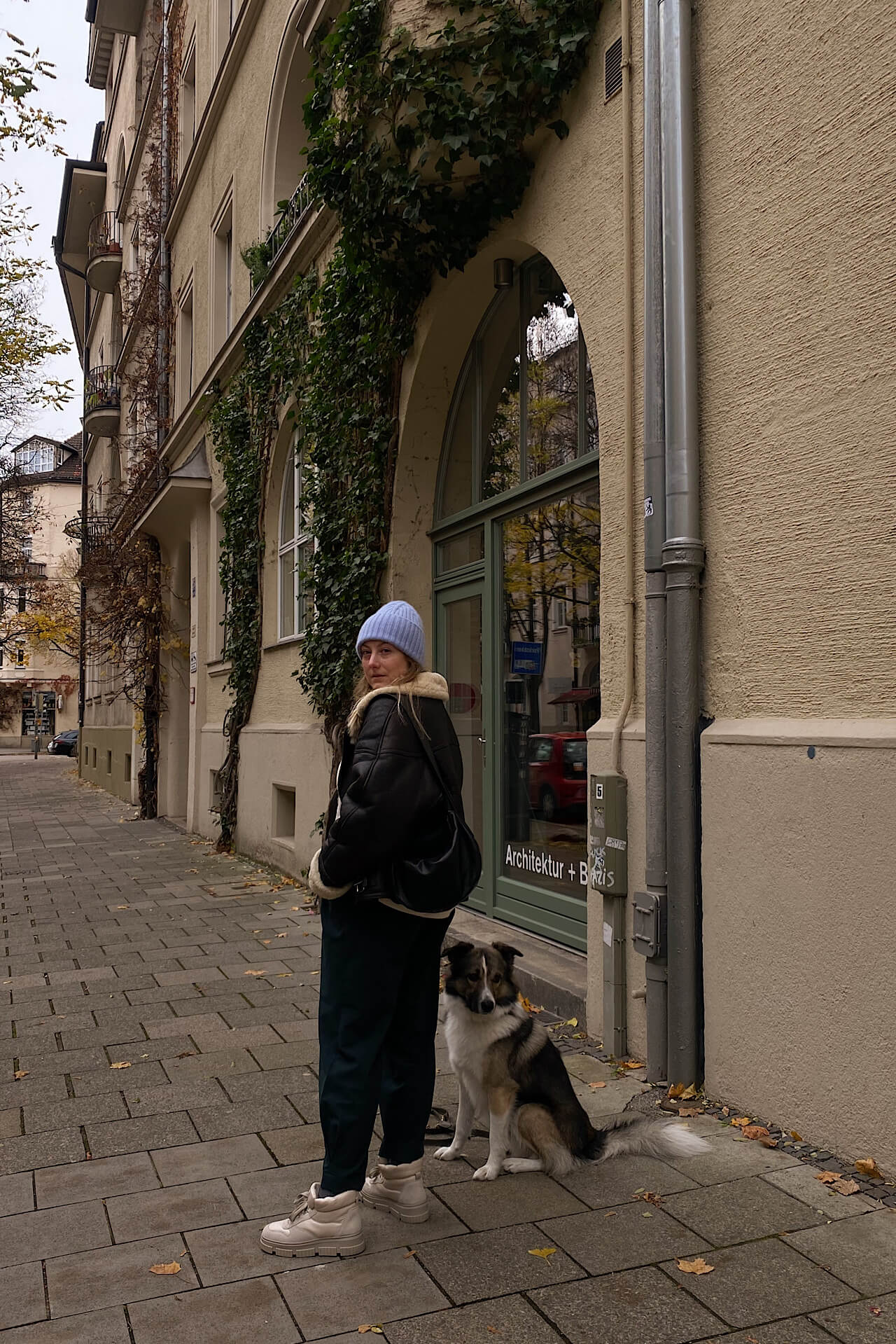 Herbstlook mit gefütterten Boots und farbiger Mütze