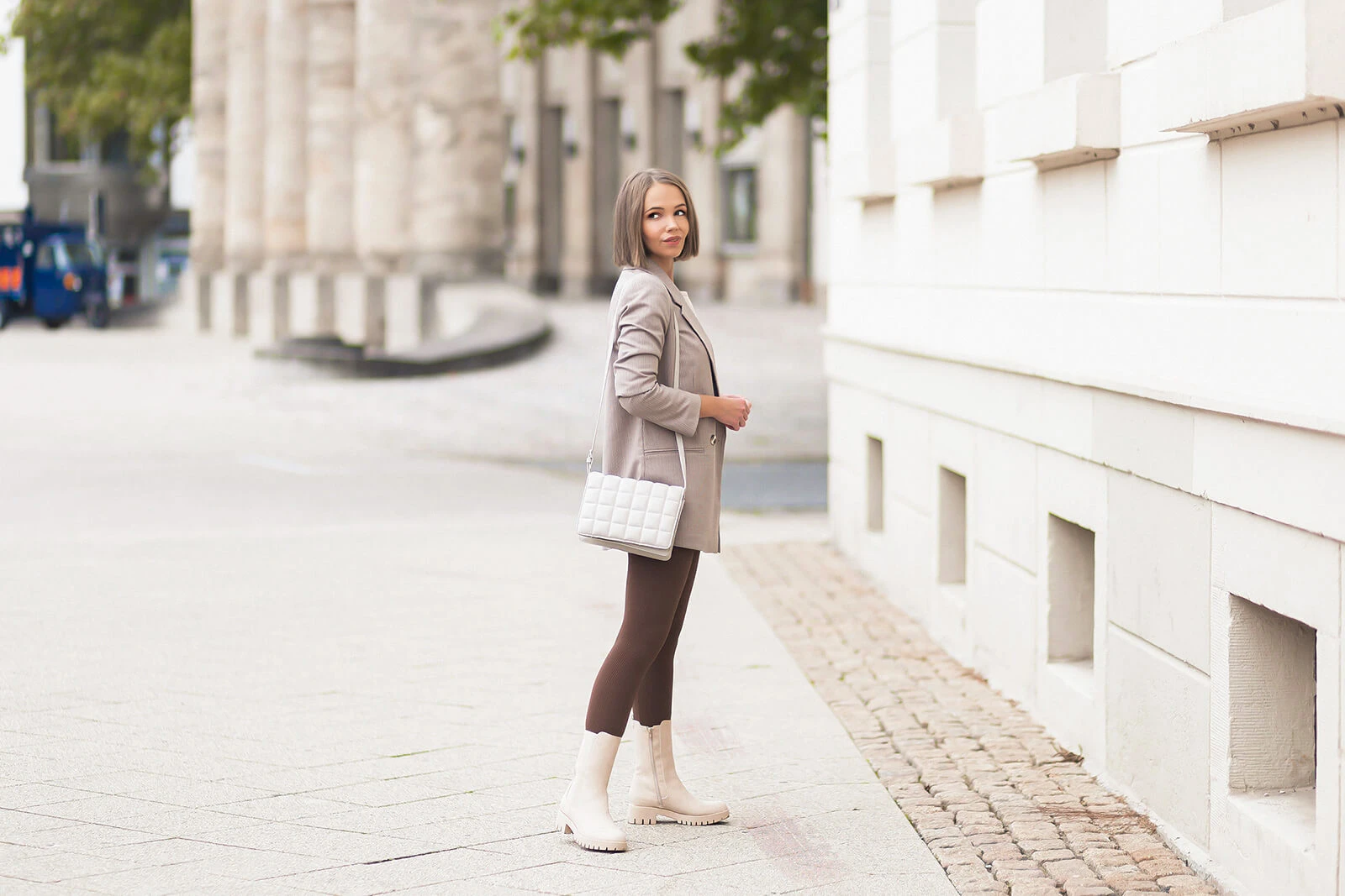 Leggings aus Strick kombinieren, Leggings Outfit mit Blazer und Chelsea Boots, Shoelove by Deichmann