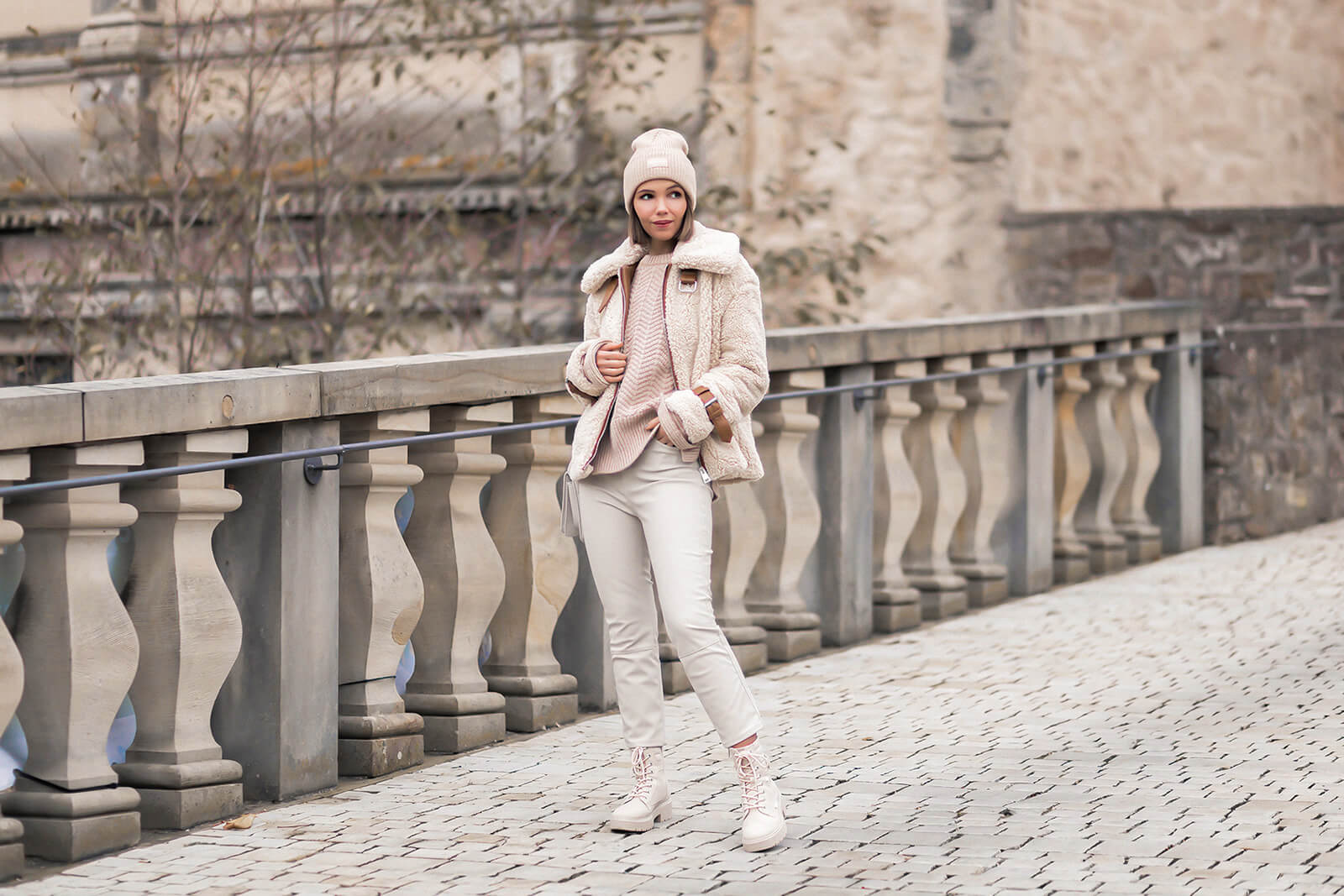 Wintertrends 2021, Winteroutfit mit Teddyfell Jacke, Lederhose und Schnürboots, Shoelove by Deichmann