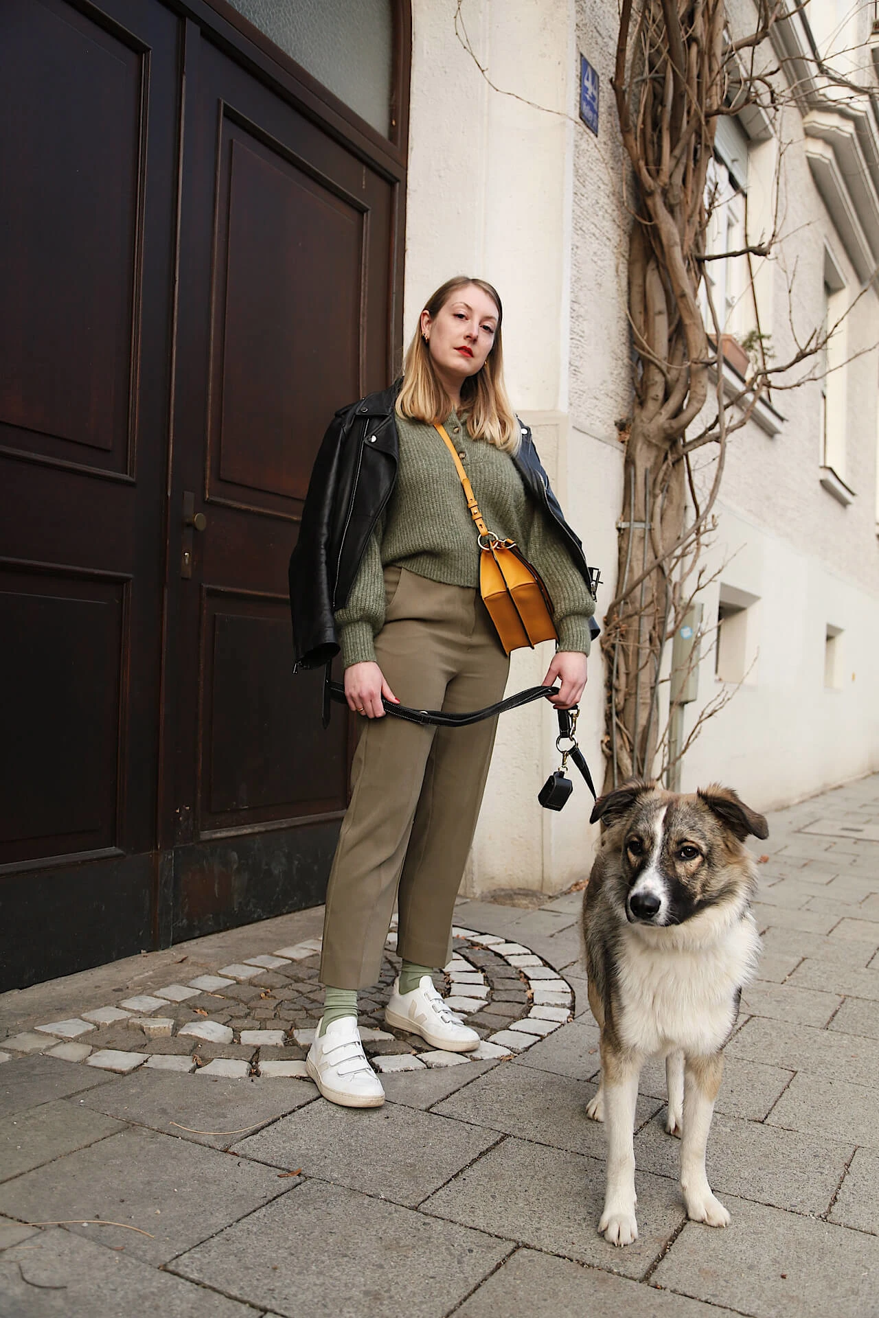 Lederjacke und Sneakers - zwei Klassiker in einem Look