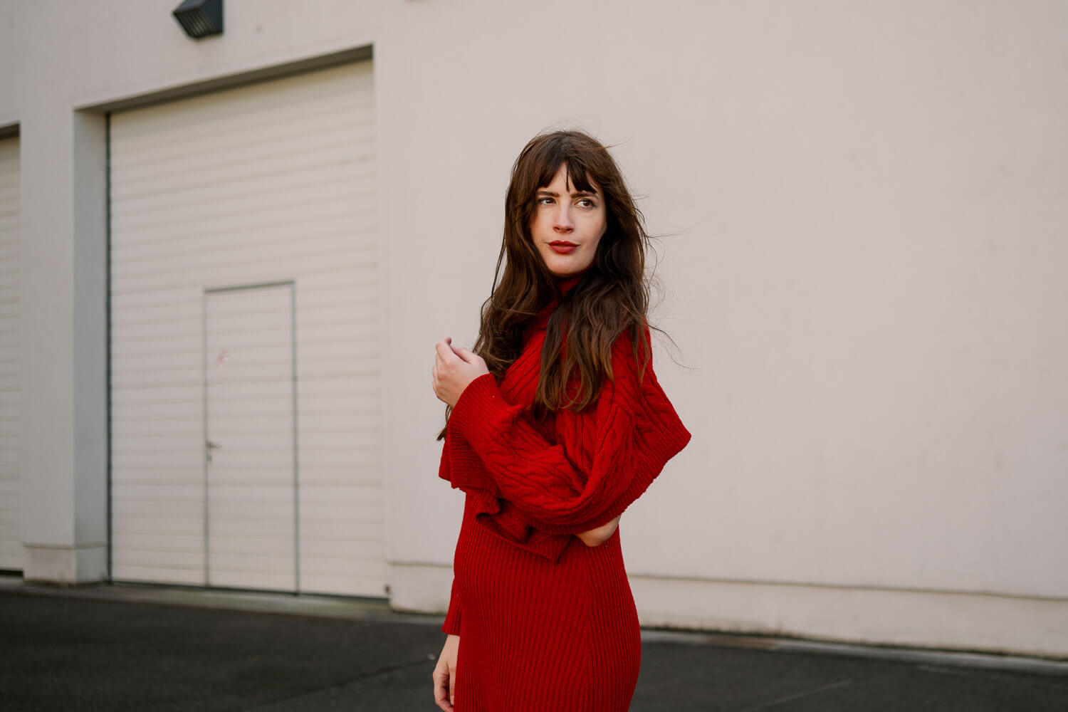 Rotes Strickkleid im Januar