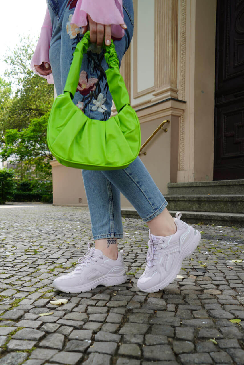 https://shoelove.deichmann.com/de-de/wp-content/uploads/2023/06/90er-Jahre-Trend-90s-vibes-7.jpeg