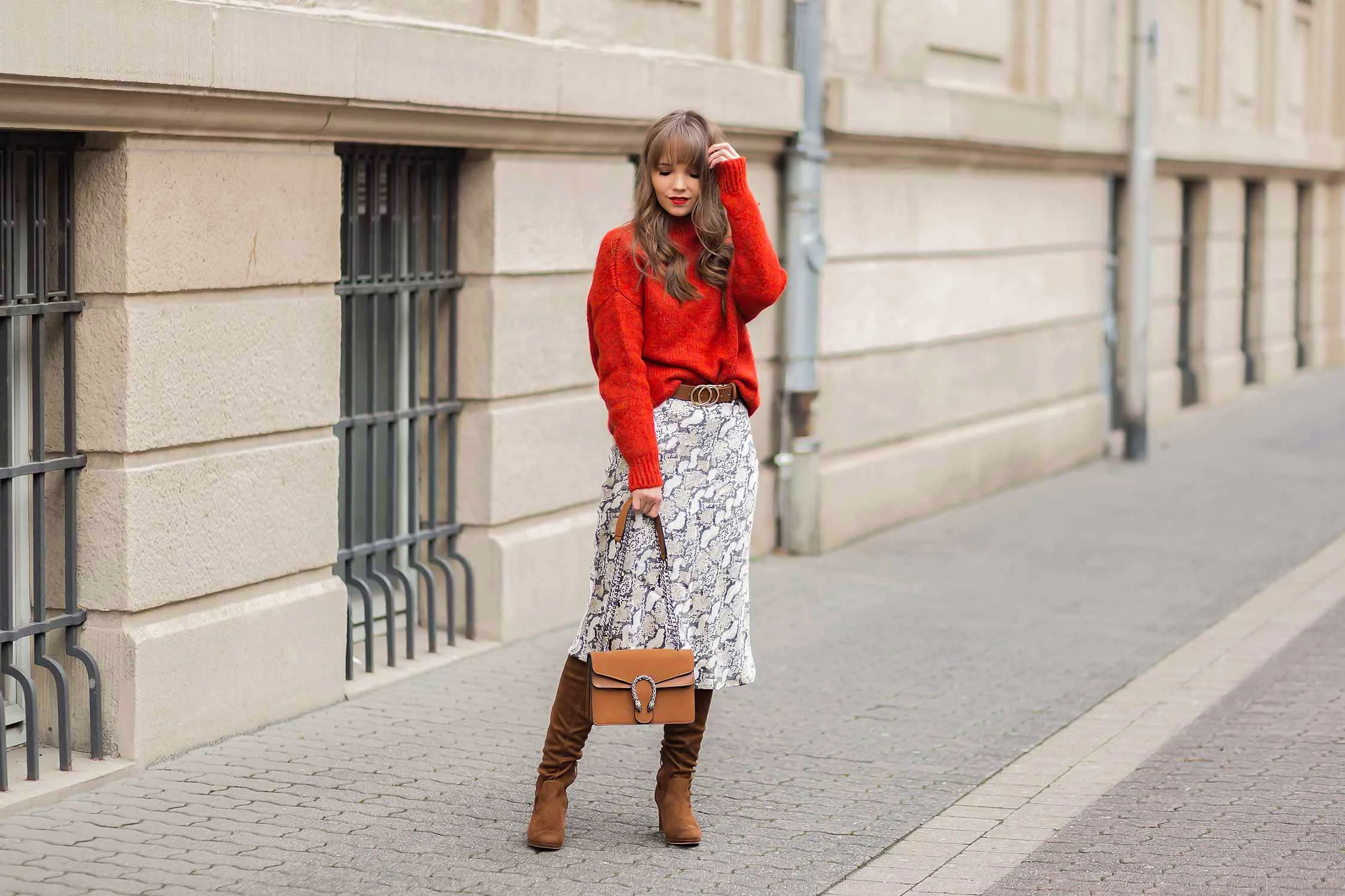 Rote Pullover im Winter stylen, Rot und Braun kombinieren, Trendfarbe Rot, Snake Print Rock, Shoelove by Deichmann