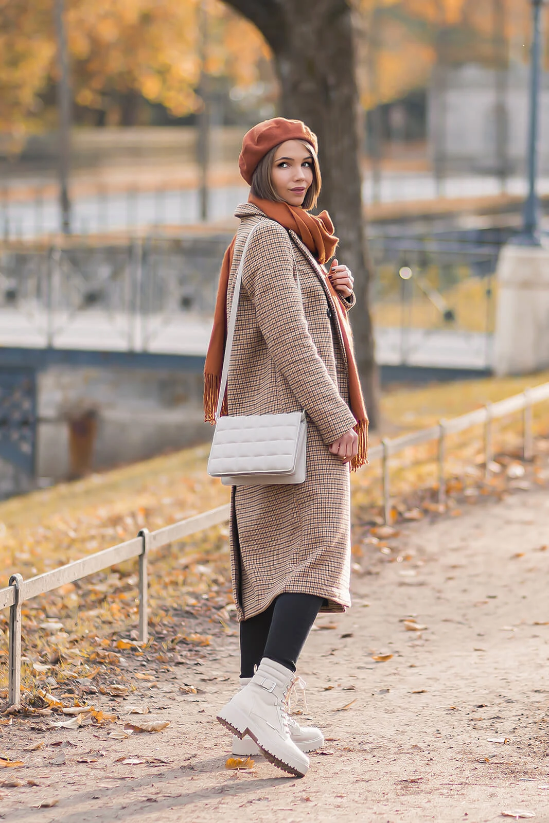 https://shoelove.deichmann.com/de-de/wp-content/uploads/2021/11/karo-looks-herbstoutfit-karierter-mantel-shoelove-by-deichmann1.jpg