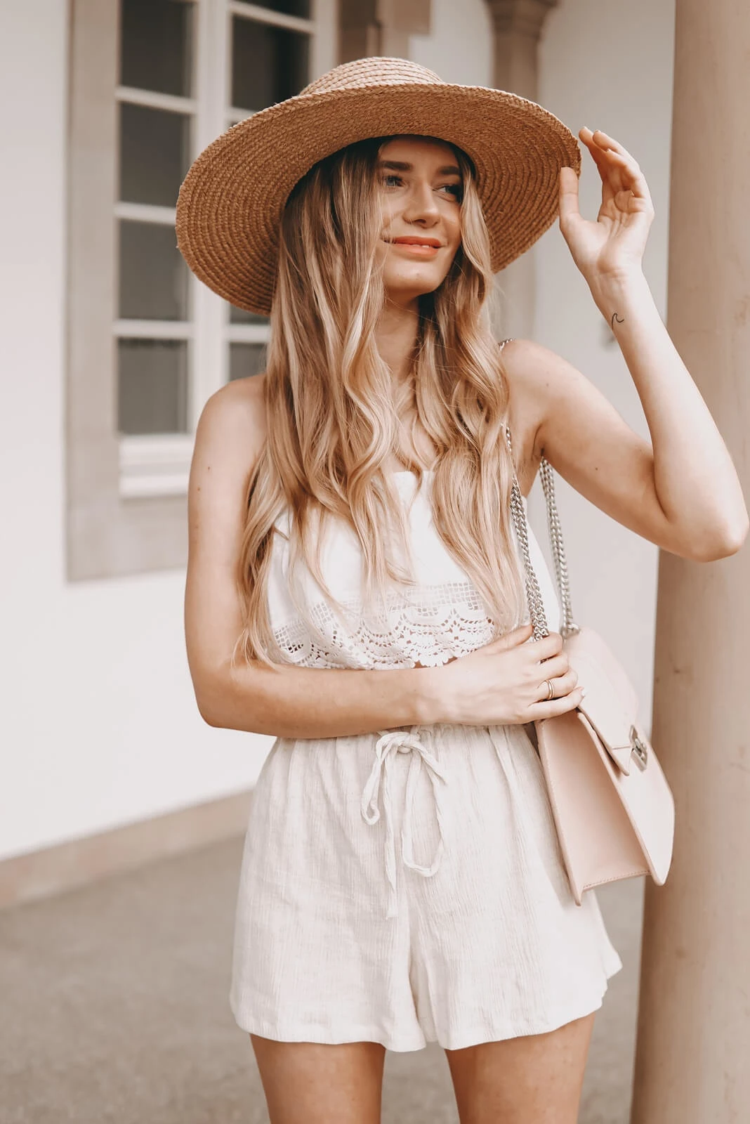 https://shoelove.deichmann.com/de-de/wp-content/uploads/2021/07/Heisse-Sommertage-Outfit-3.jpg