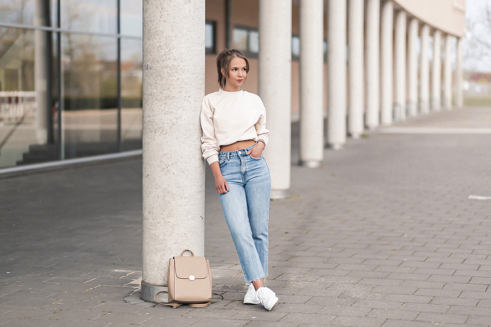 Cropped Sweater stylen, lässiger Frühlingslook mit Sweater und Jeans, weiße Sneaker, Shoelove by Deichmann