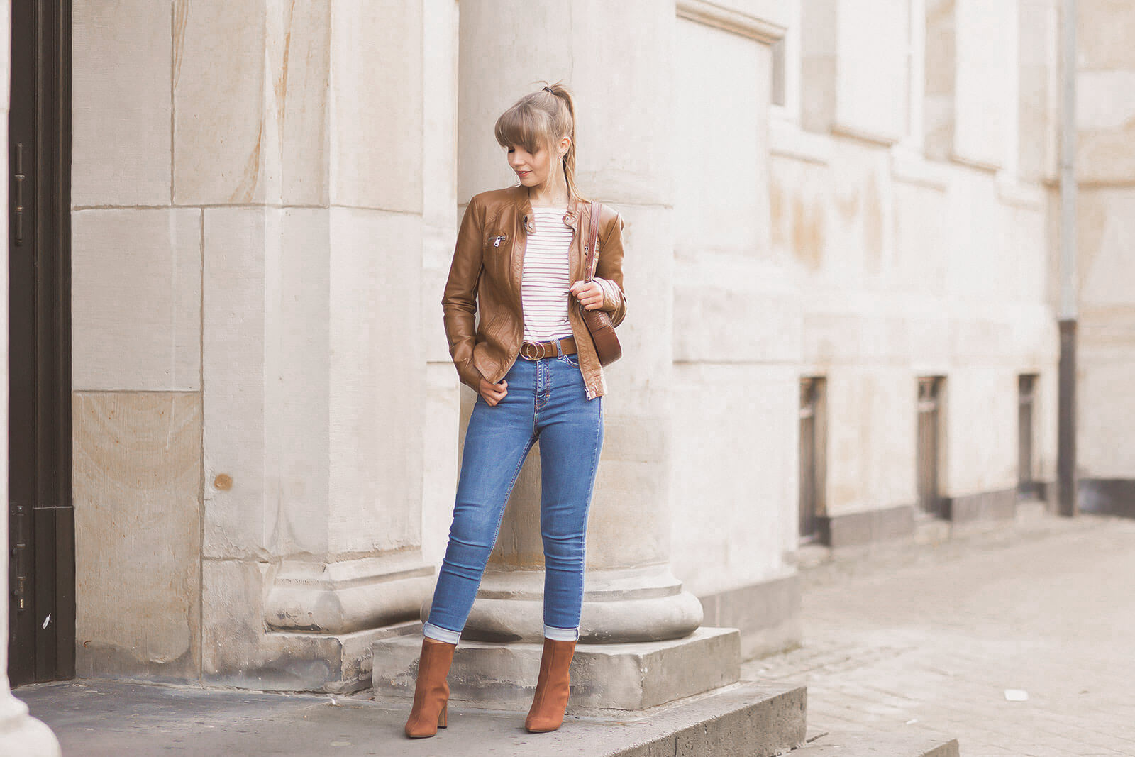 Braune Lederjacken stylen, Herbstoutfit mit Lederjacke, Herbsttrend, Shoelove by Deichmann