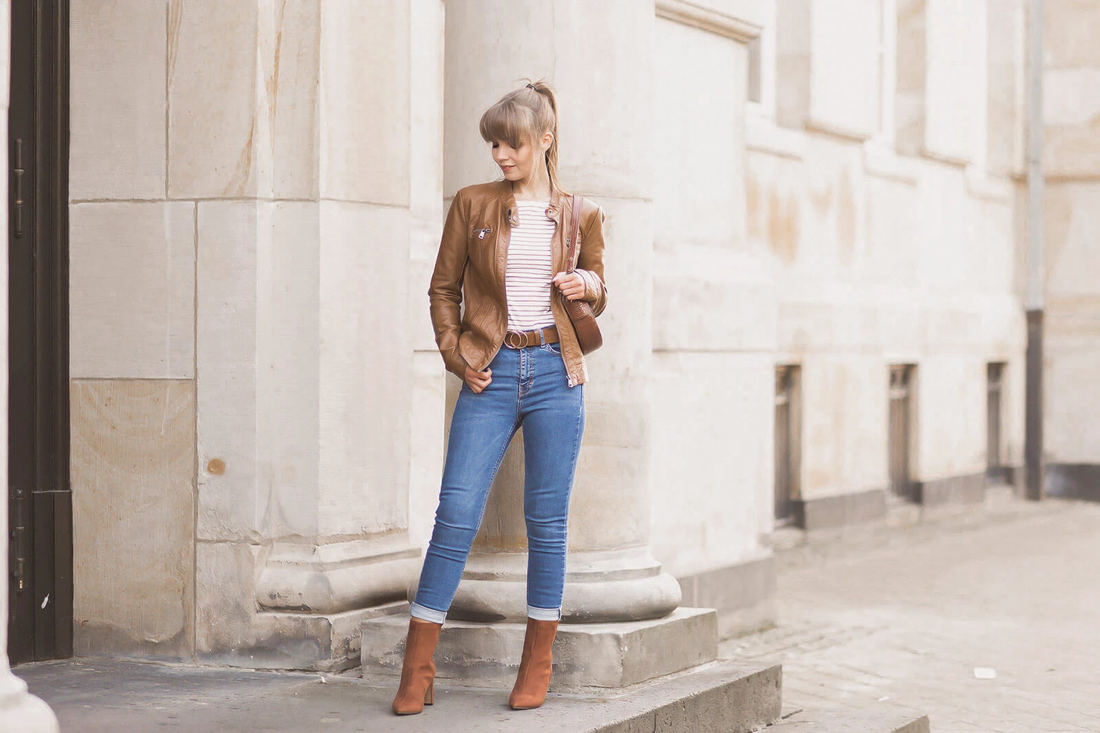 Braune Lederjacken stylen, Herbstoutfit mit Lederjacke, Herbsttrend, Shoelove by Deichmann