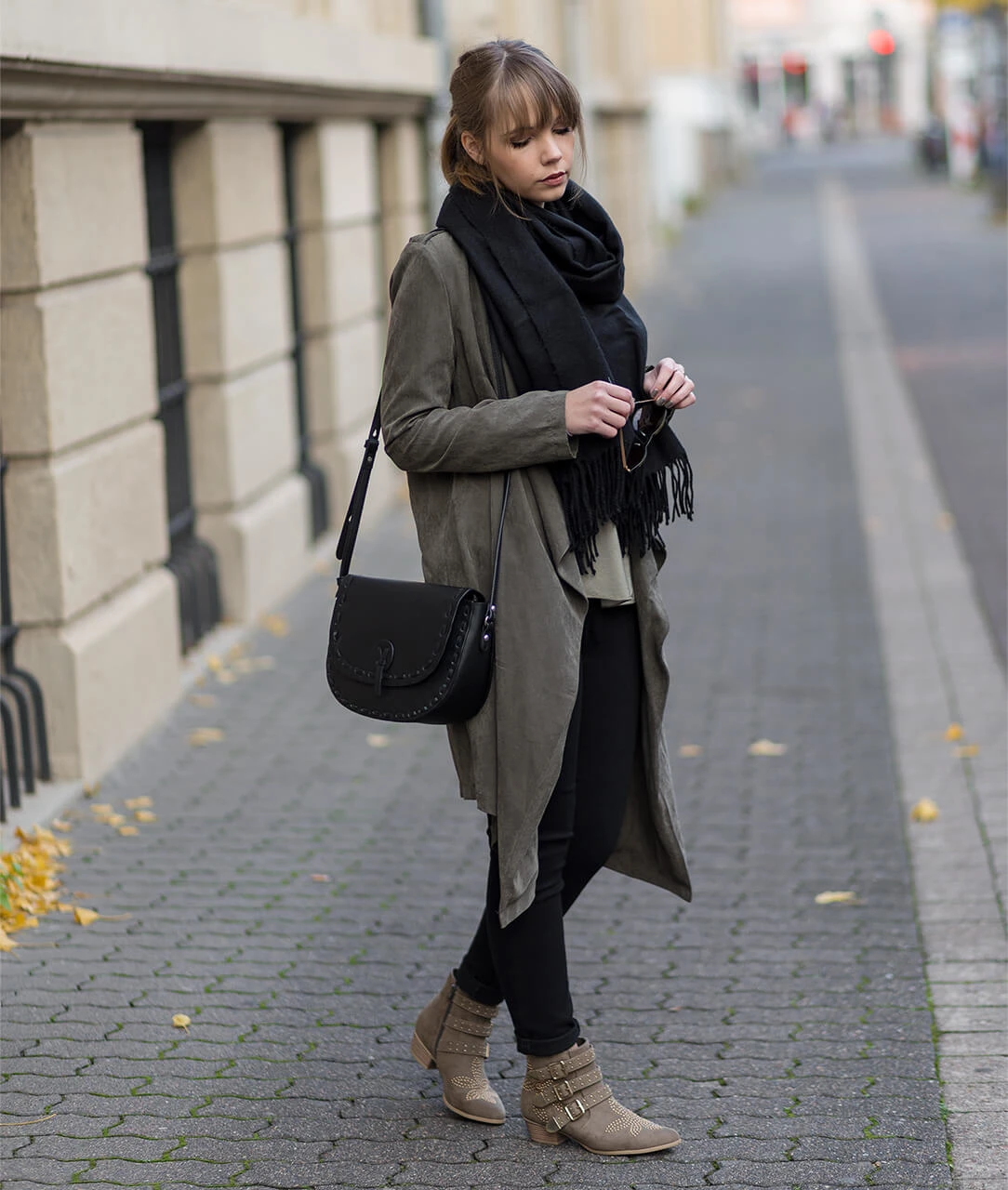 https://shoelove.deichmann.com/de-de/wp-content/uploads/grün-im-herbst-kombinieren-outfit-khaki-mantel-shoelove-by-deichmann.jpg