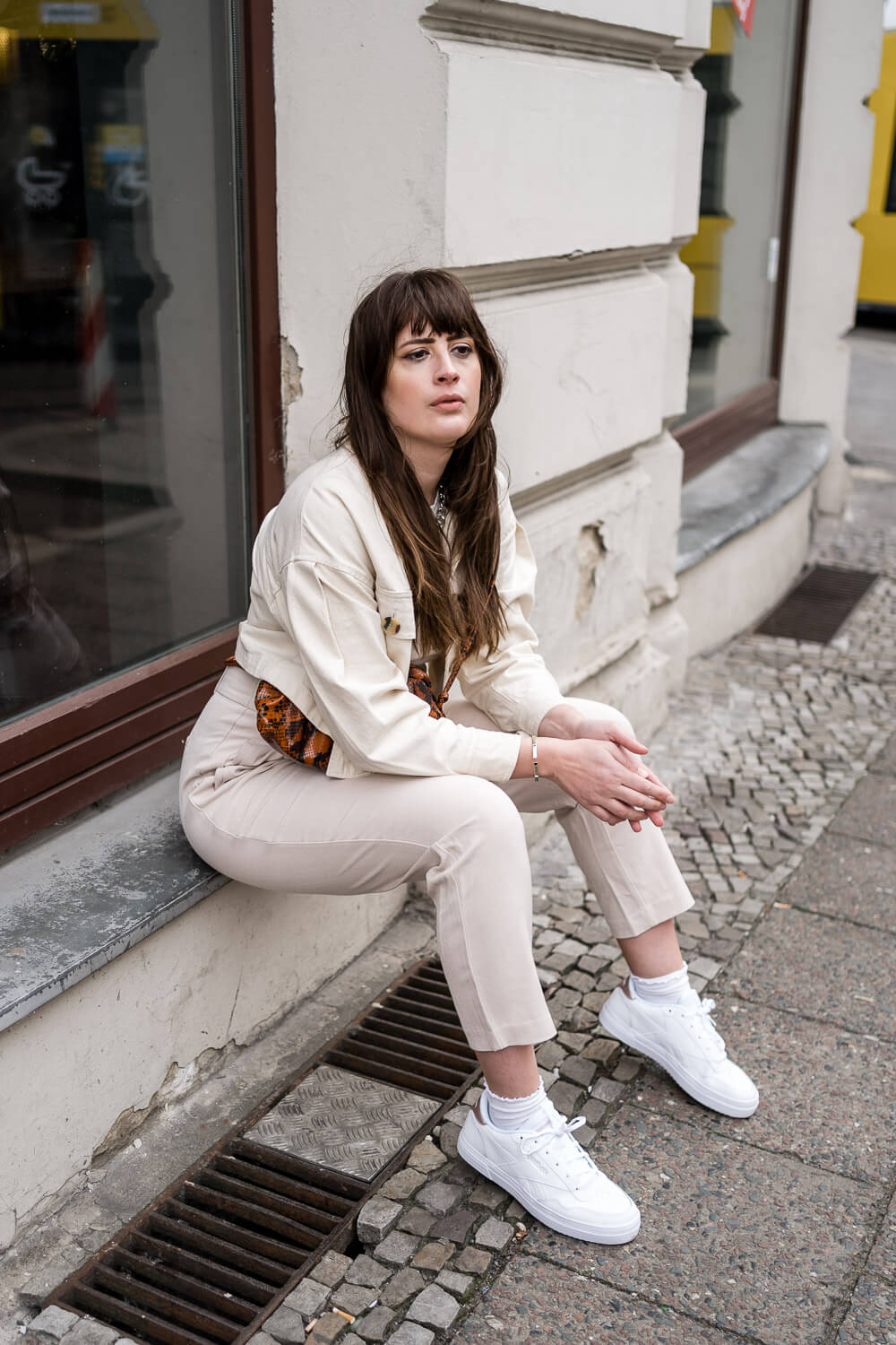 Frühlingsoutfit mit weißen Sneaker 