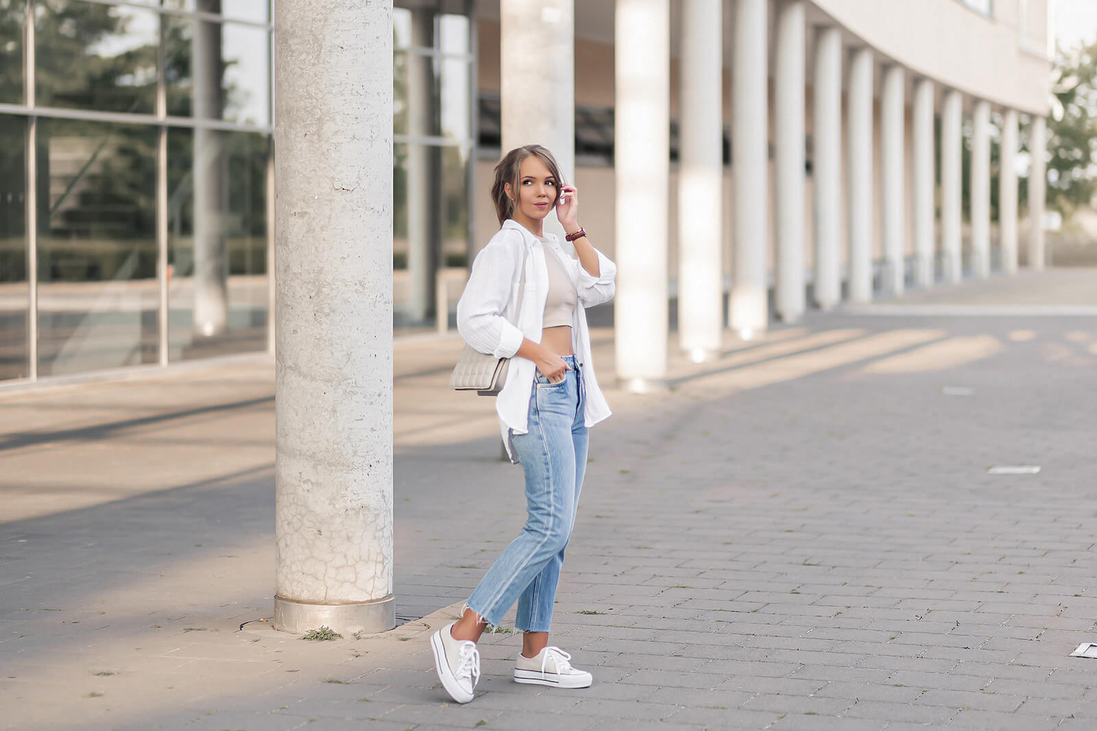 Oversize Hemden kombinieren, lässiger Alltagslook mit Musselin Hemd und Leinensneaker, Shoelove by Deichmann