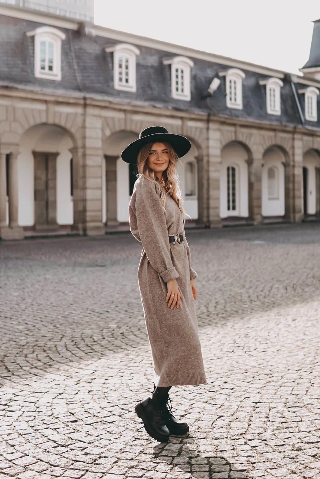 https://shoelove.deichmann.com/de-de/wp-content/uploads/2022/11/Maxi-Strickkleid-lang-Herbst-Outfit-Trend-2.jpg