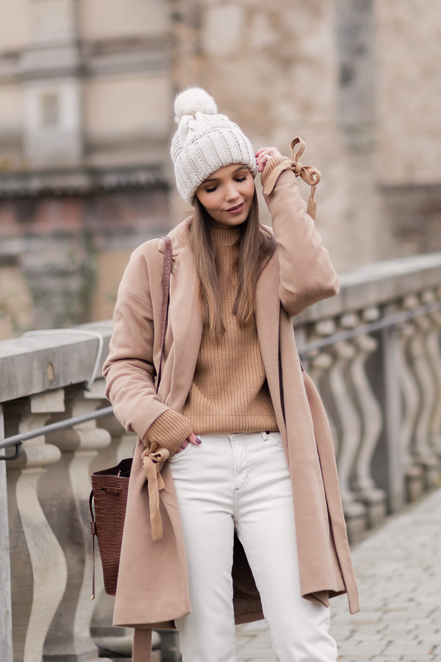 https://shoelove.deichmann.com/de-de/wp-content/uploads/2019/11/camel-pullover-im-herbst-stylen-trend-shoelove-by-deichmann6.jpg