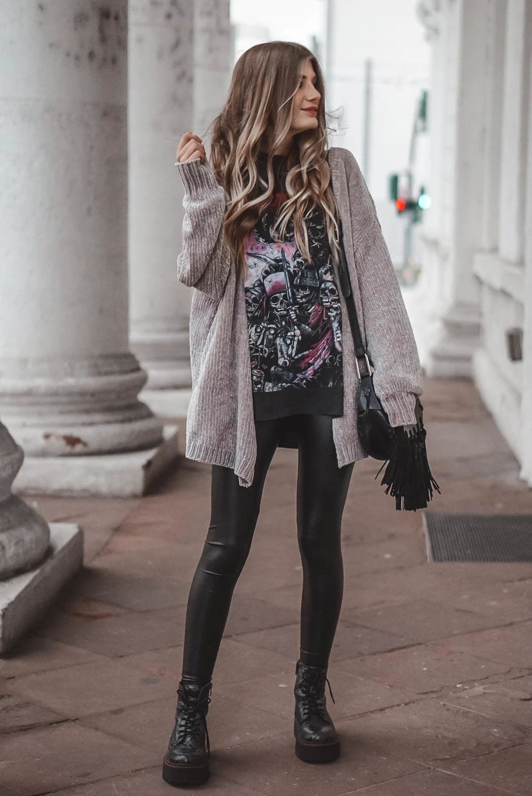 https://shoelove.deichmann.com/de-de/wp-content/uploads/2020/02/Band-Shirt-kombinieren-Outfit-2.jpg