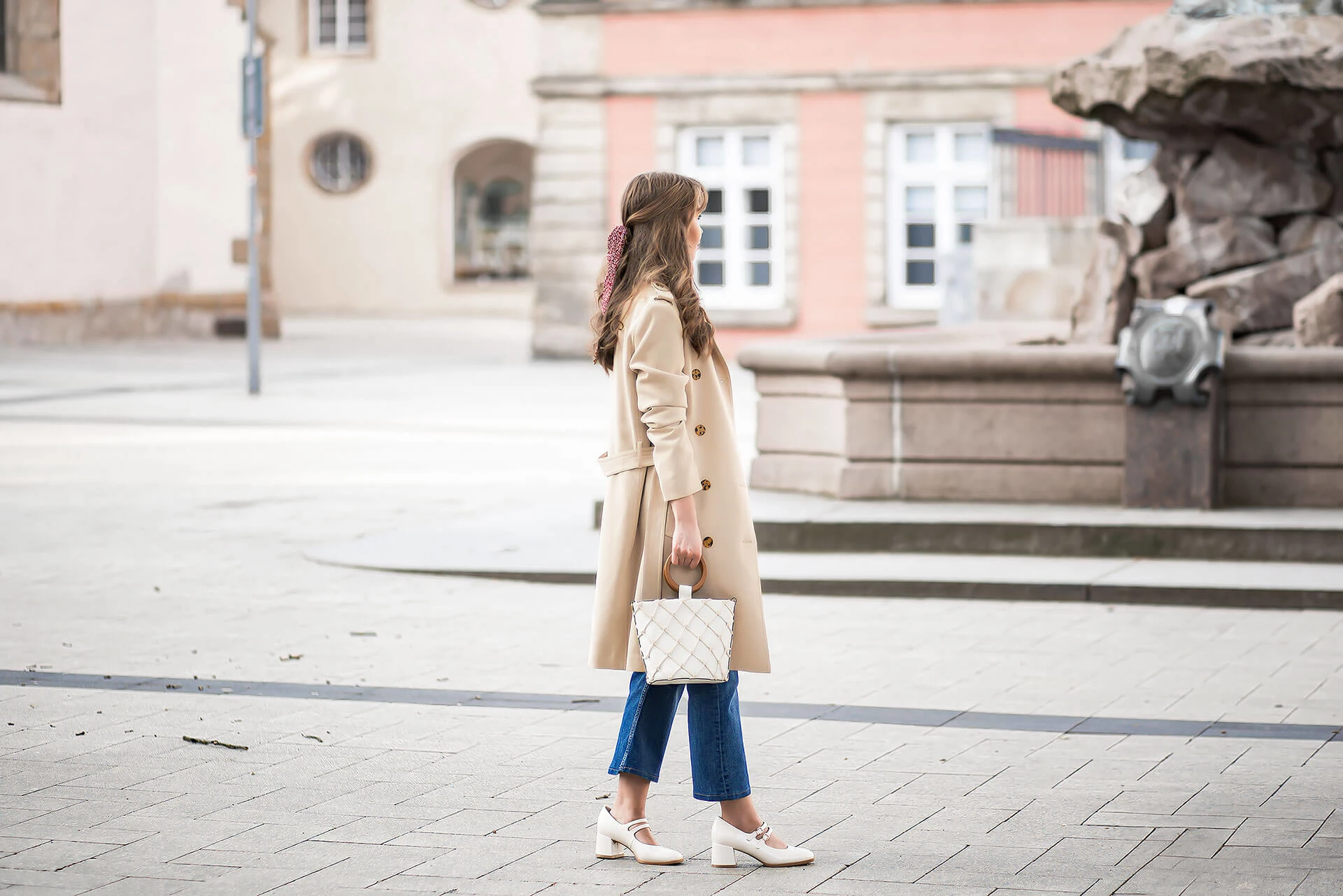 Frühlingsoutfit mit Trenchchoat und Jeans