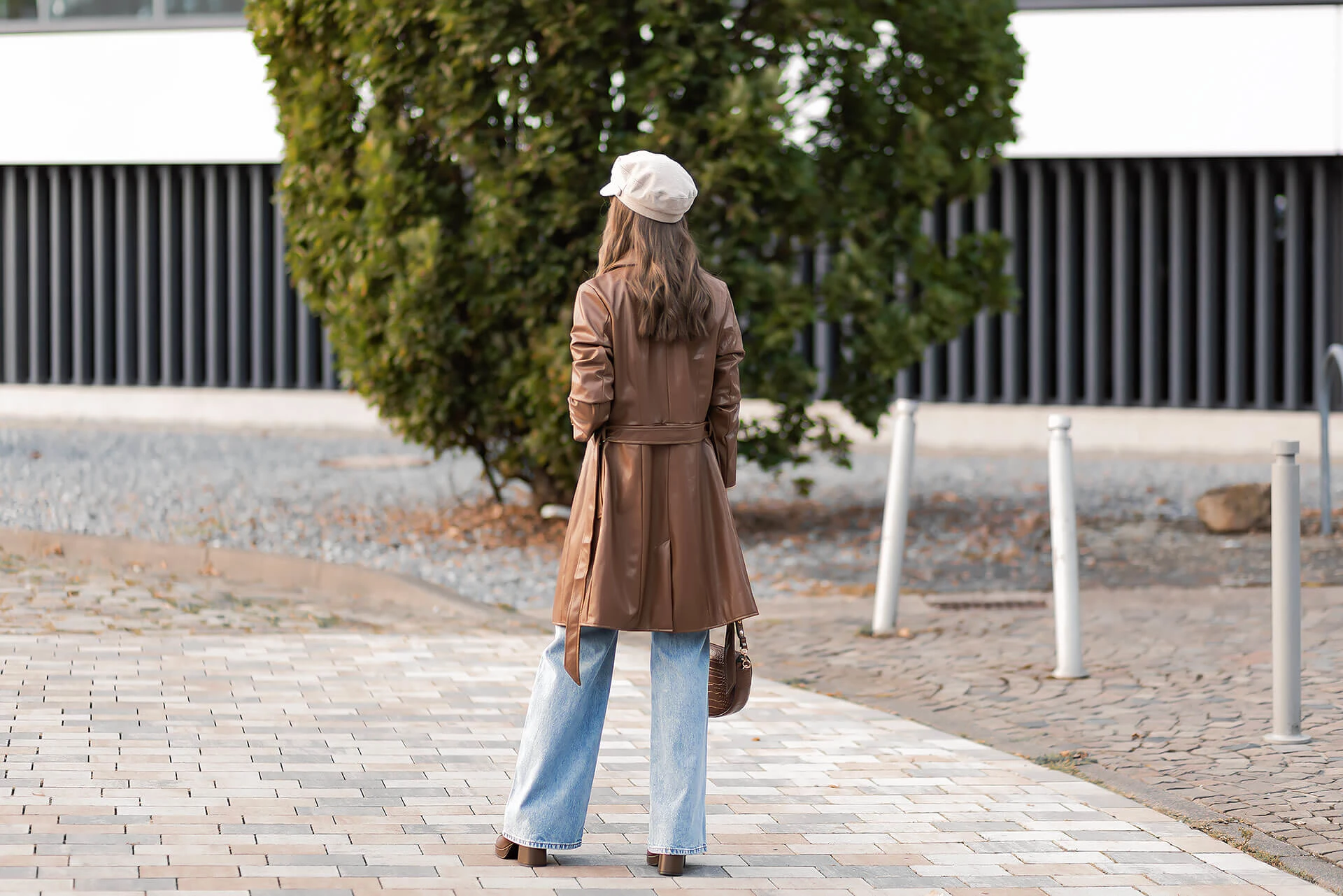 Herbstlook mit braunem Mantel