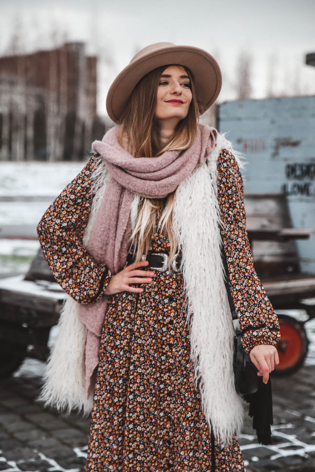 https://shoelove.deichmann.com/de-de/wp-content/uploads/Boho-Kleid-Outfit-Winter-3.jpg