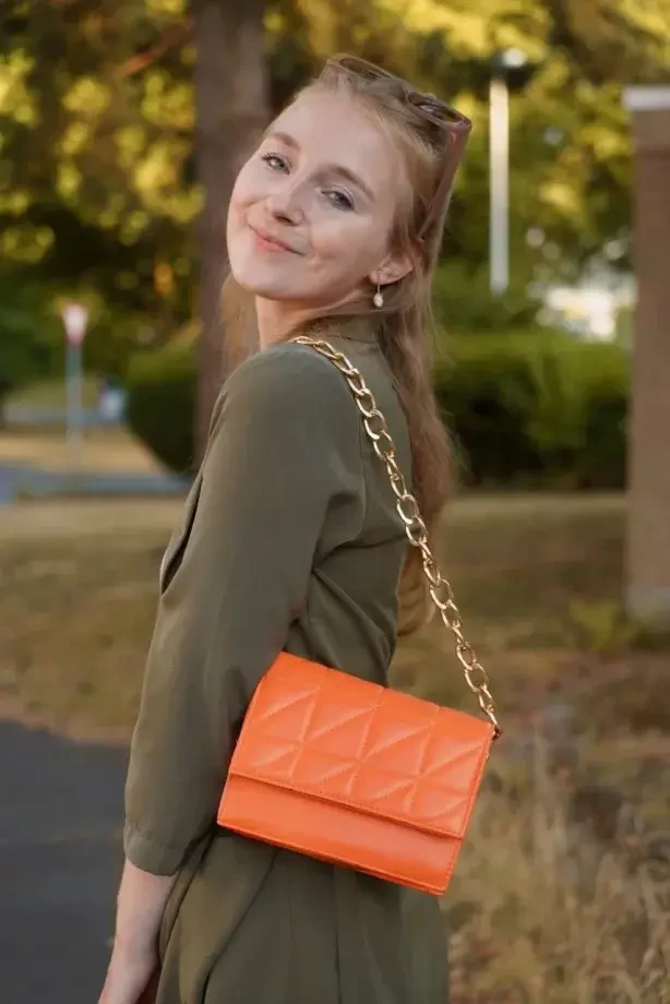 https://shoelove.deichmann.com/de-de/wp-content/uploads/2022/08/Sportlicher-Sommerlook.-Orangene-Tasche-614x920.webp