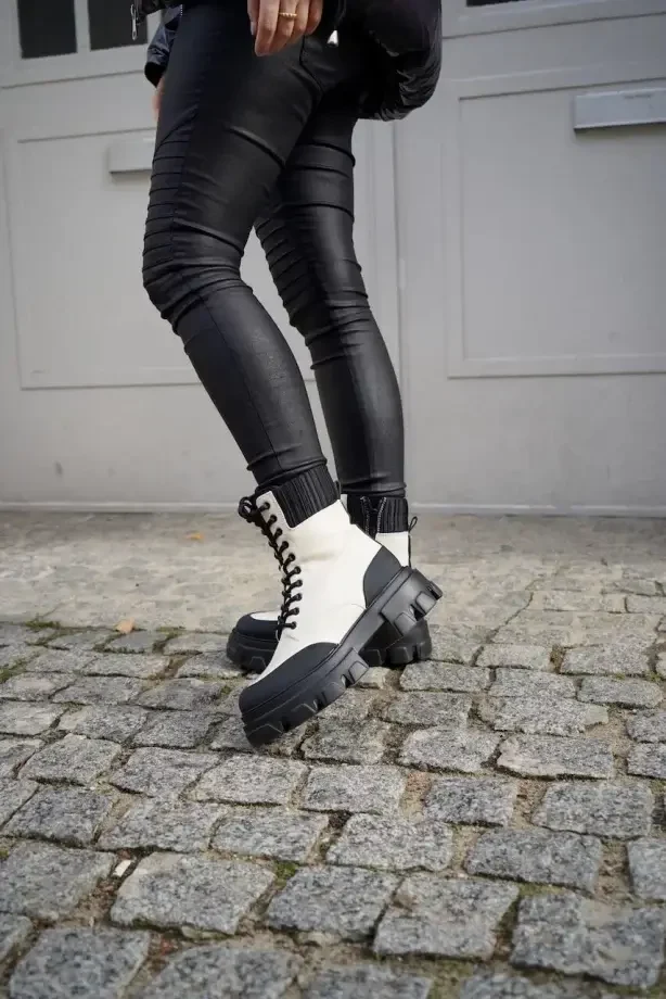 https://shoelove.deichmann.com/de-de/wp-content/uploads/2022/10/Outfit-Herbst-Garderobe-Trend-Koenigsblau-Boots-Weiss-614x920.webp