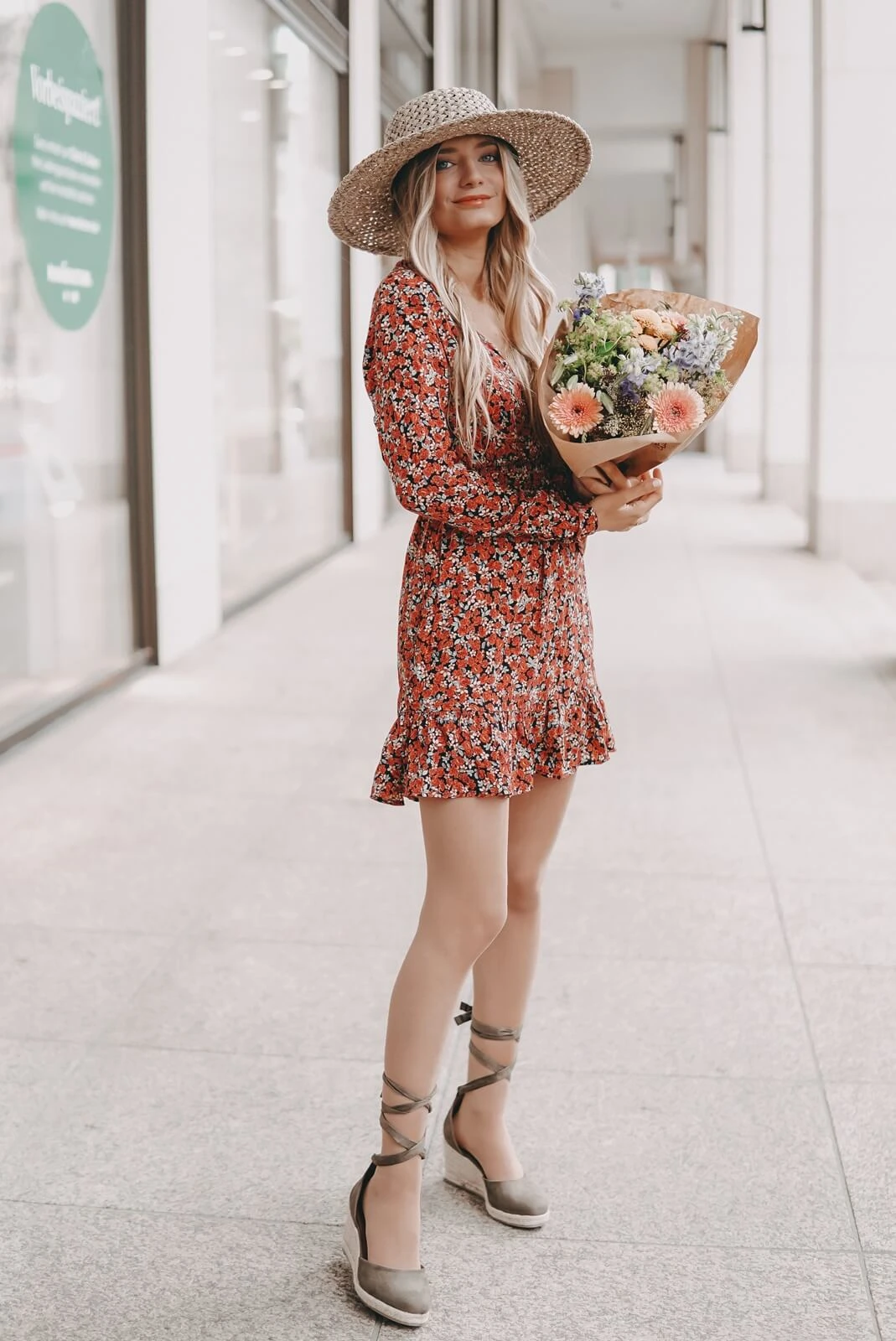 https://shoelove.deichmann.com/de-de/wp-content/uploads/2021/05/Keilpumps-Outfit-stylen-3.jpg